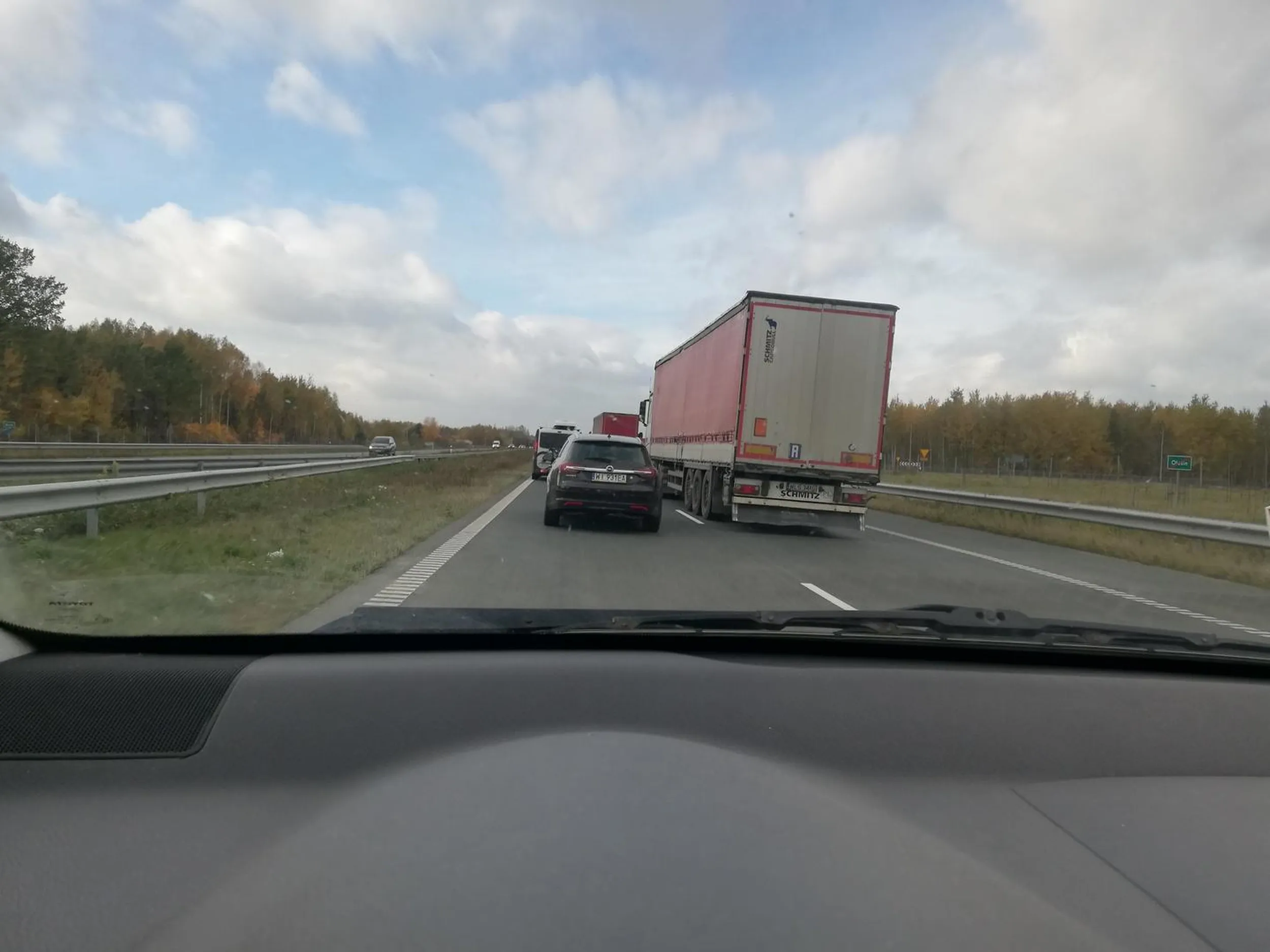 Dziadek z babcią myślą że jadą bolidem f1. Zajmują lewy pas utrudniają podróż innym prawidłowo jadący na autostradzie A2 kaluszyn - Warszawa. Bezczelny człowiek spotkany w okolicy Mińska. Nie daje się wyprzedać,  przyspiesza stwarza zagrożenie. Nie polecam spotkać ich na drodze, zagrożenie gwarantowane.