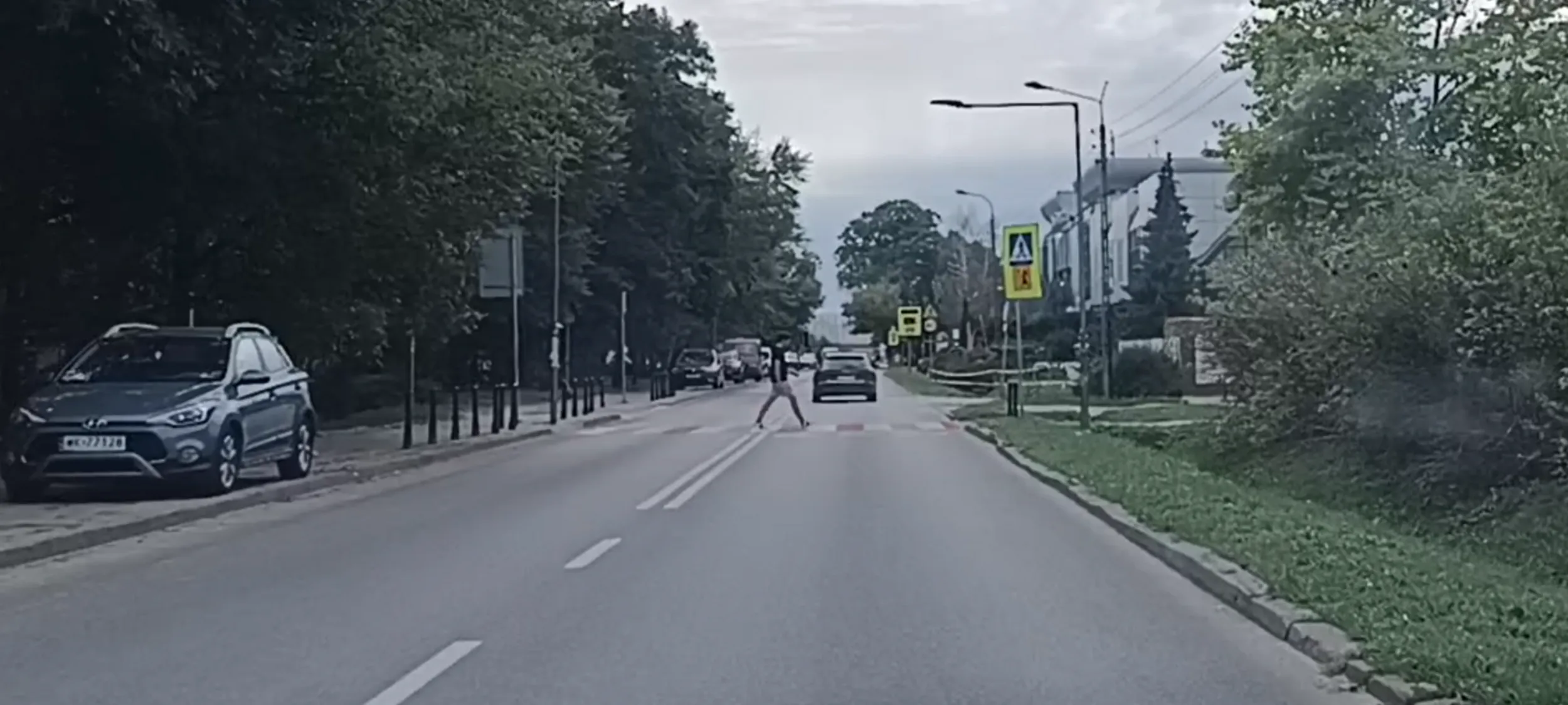 Bandyta drogowy przejeżdża przez przejście dla pieszych i nie ustąpił pierwszeństwa pieszemu