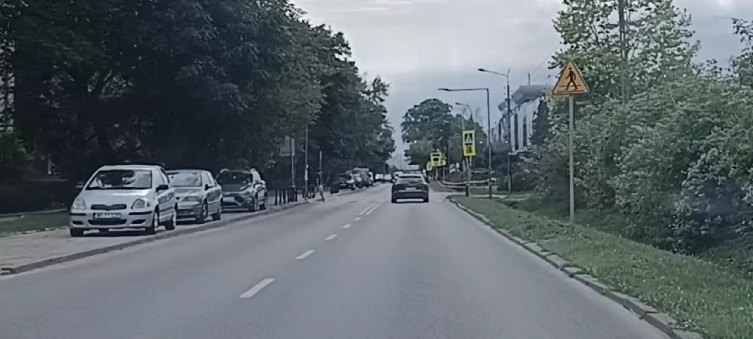 Bandyta drogowy przejeżdża przez przejście dla pieszych i nie ustąpił pierwszeństwa pieszemu