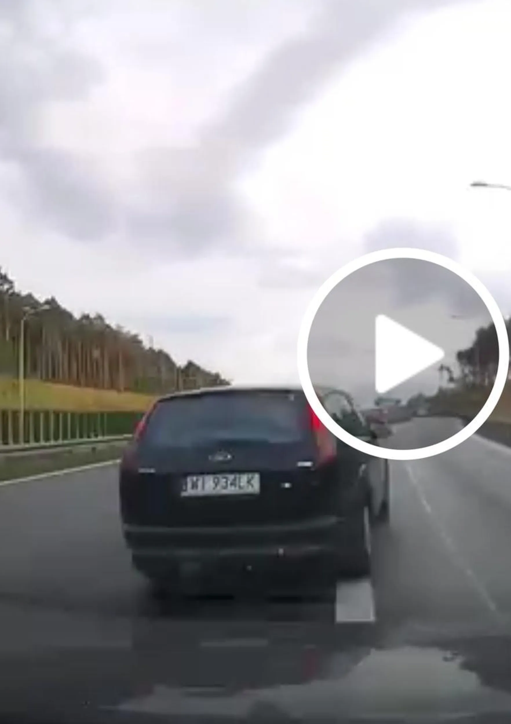 Kierowca Forda wyskakuje przed maską zmuszając innych do hamowania. Następnie przejeżdża przez linię ciągłą aby zjechać z trasy.  Do ukarania!