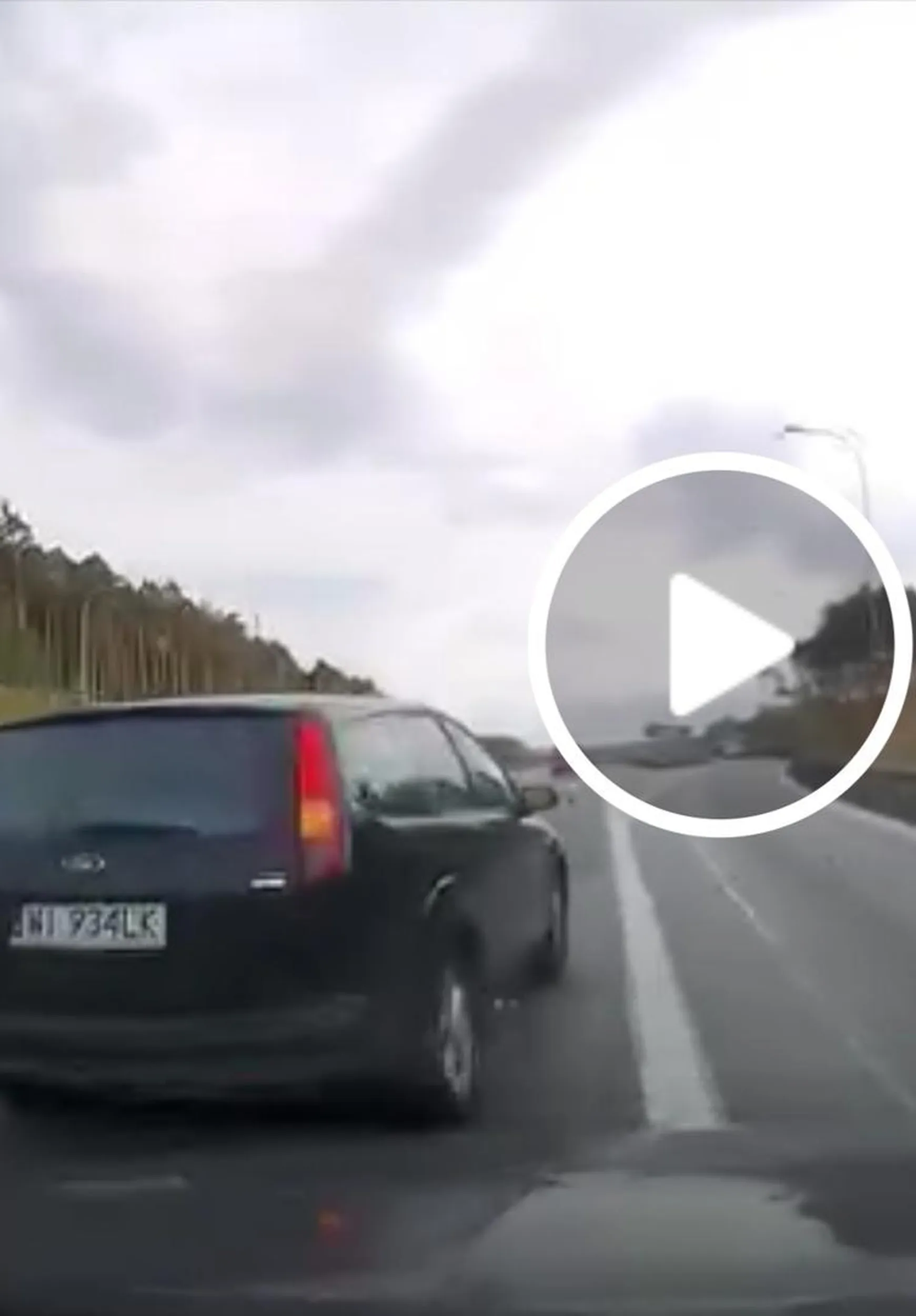 Kierowca Forda wyskakuje przed maską zmuszając innych do hamowania. Następnie przejeżdża przez linię ciągłą aby zjechać z trasy.  Do ukarania!