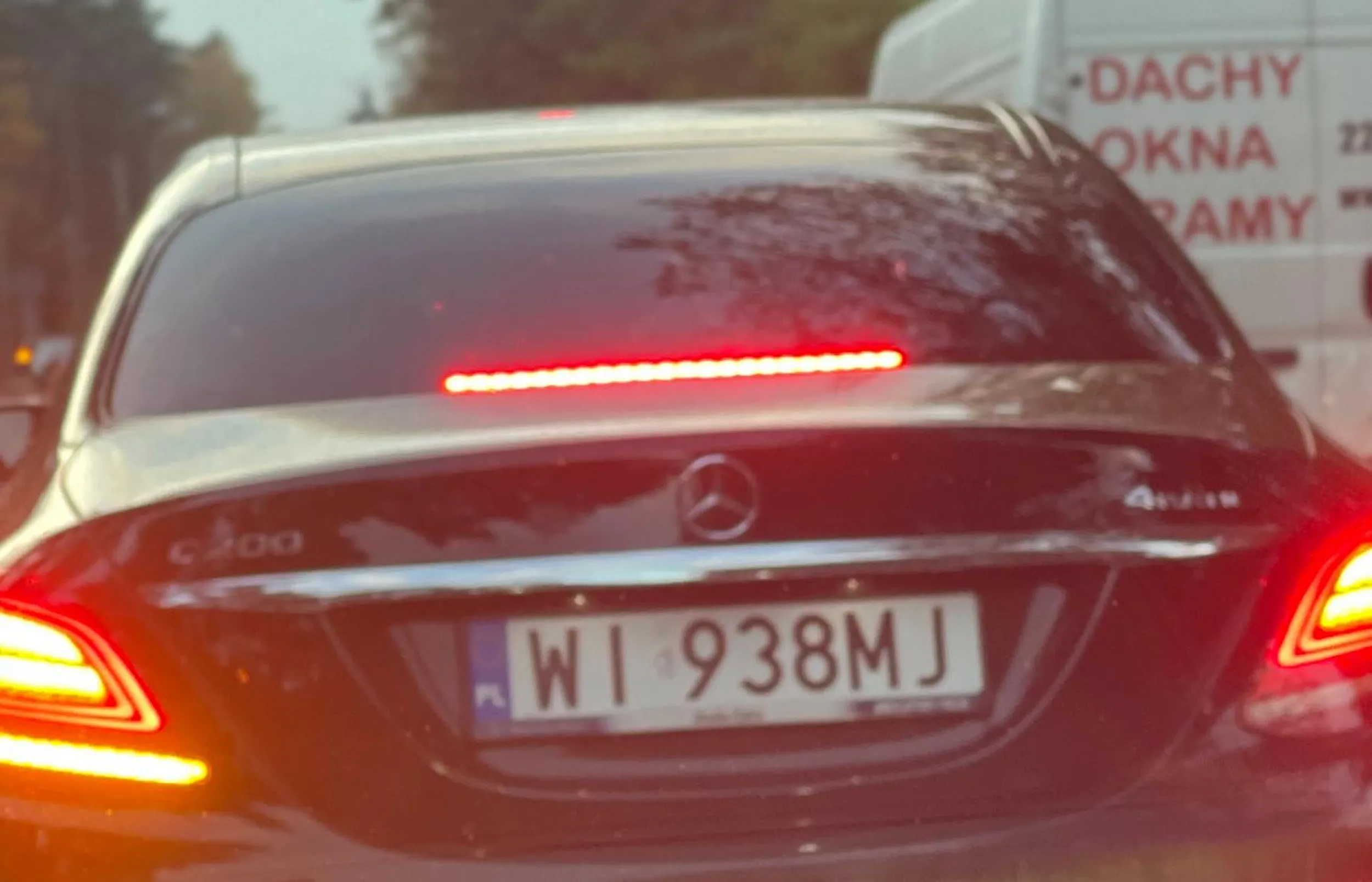 Kierowca jezdzi bardzo niebezpiecznie zajezdza drogę oraz dojezdza do samego tylu samochodu. Notorycznie staje na zakazach