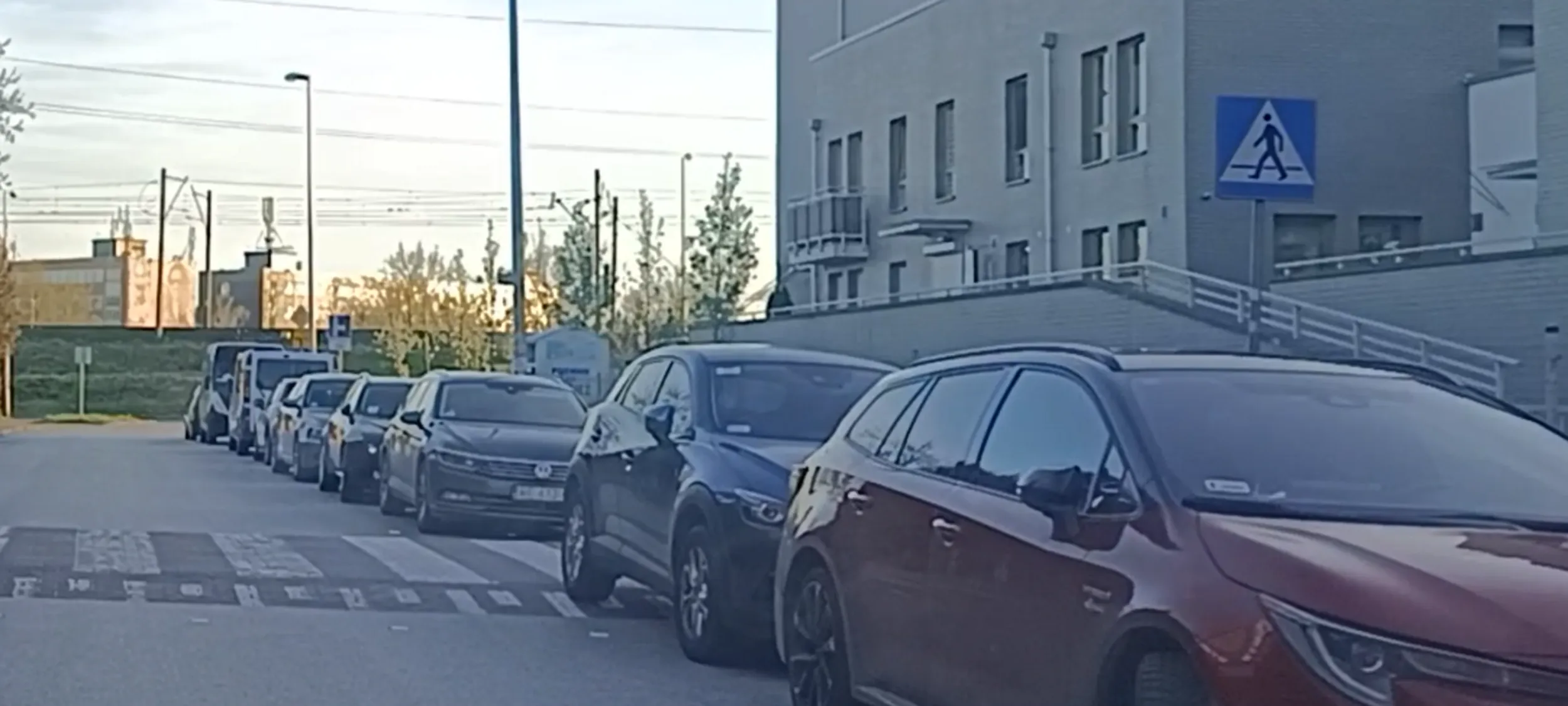 Pacan parkujący na przejściu dla pieszych.