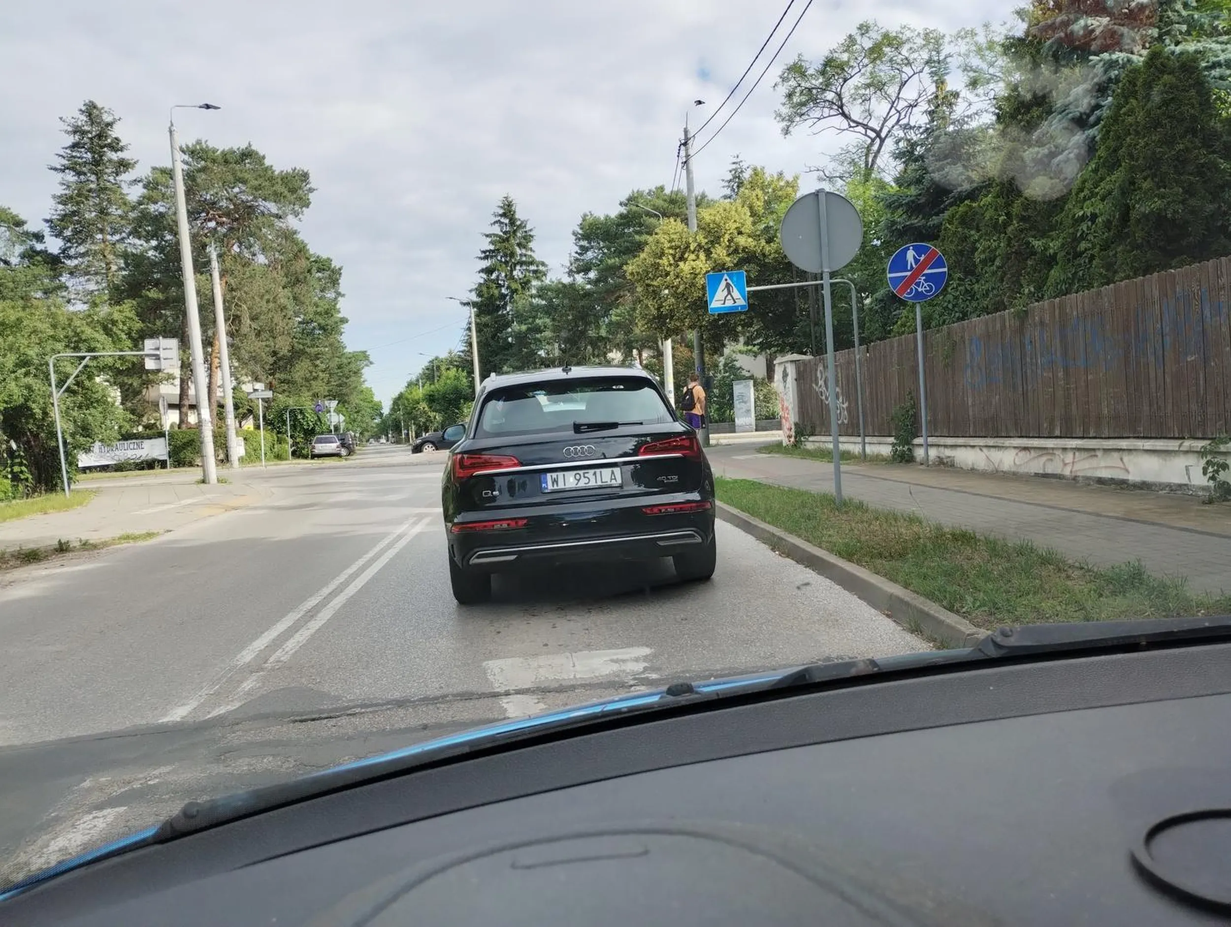 12.06.2024 środa, godzina 7:50, ulica 3 Maja. Baba jeżdzi jak po****na. Podwyższone ronda na przestrzał, żadnych kierunkowskazów, podjrzeźdza pod maskę, jedzie środkie drogi próbując wymusić przyspieszanie, sama na pustej drodze w zabudowanym, przy szkole jedzie 70-80 km/h.