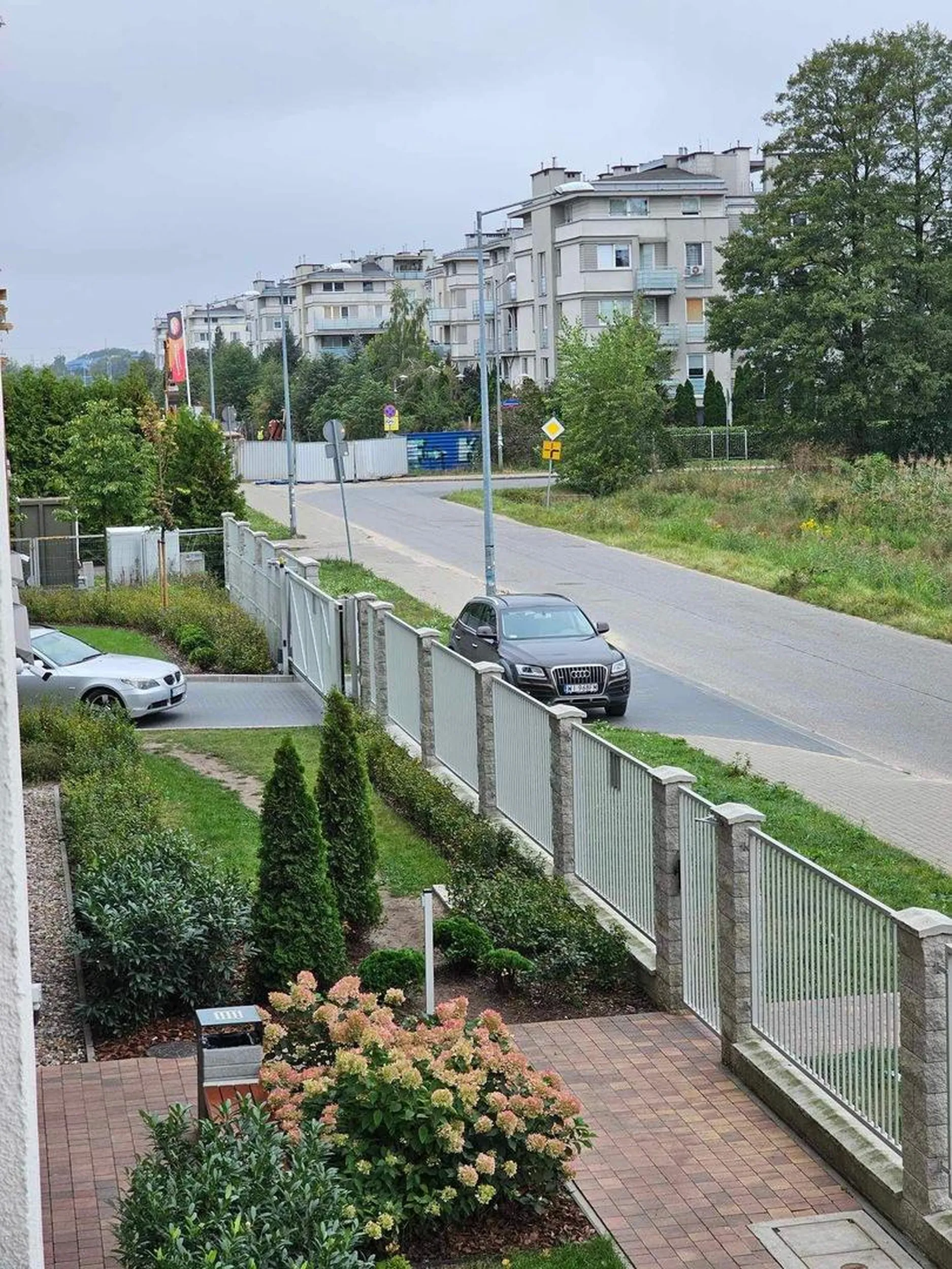 Zostawił auto w bramie, zablokował wyjazd dla całego osiedla