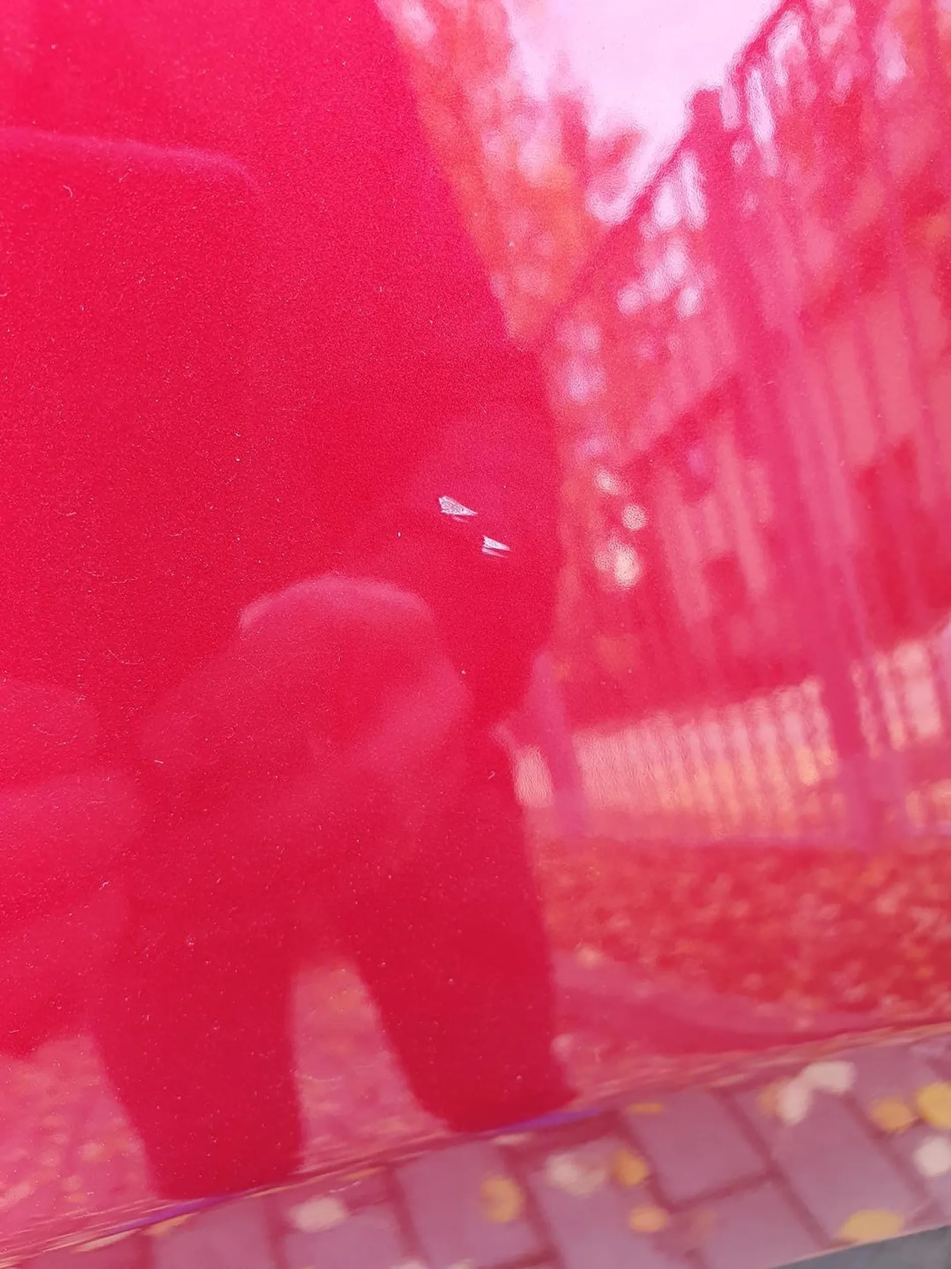 Głupia pipa wyrządziła szkodę parkingową po czym złapana na gorącym uczynku zbiegła z miejsca zdarzenia.