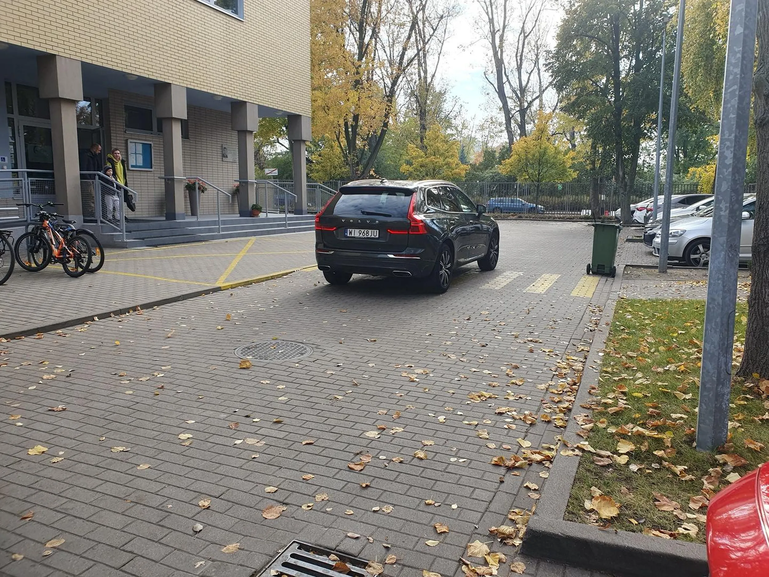 Głupia pipa wyrządziła szkodę parkingową po czym złapana na gorącym uczynku zbiegła z miejsca zdarzenia.