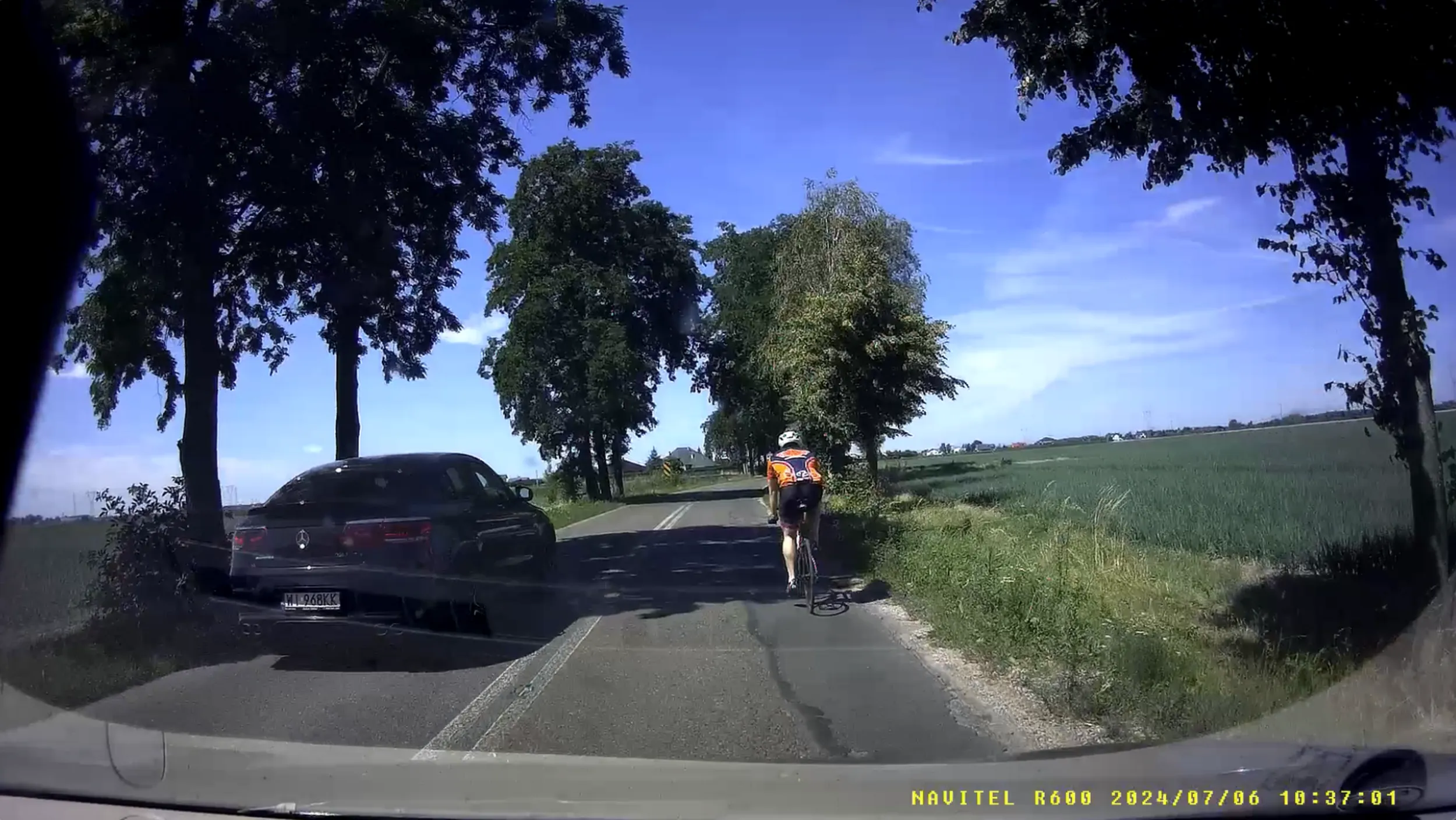 wyprzedzanie na podwójnej linii, przed zakrętem