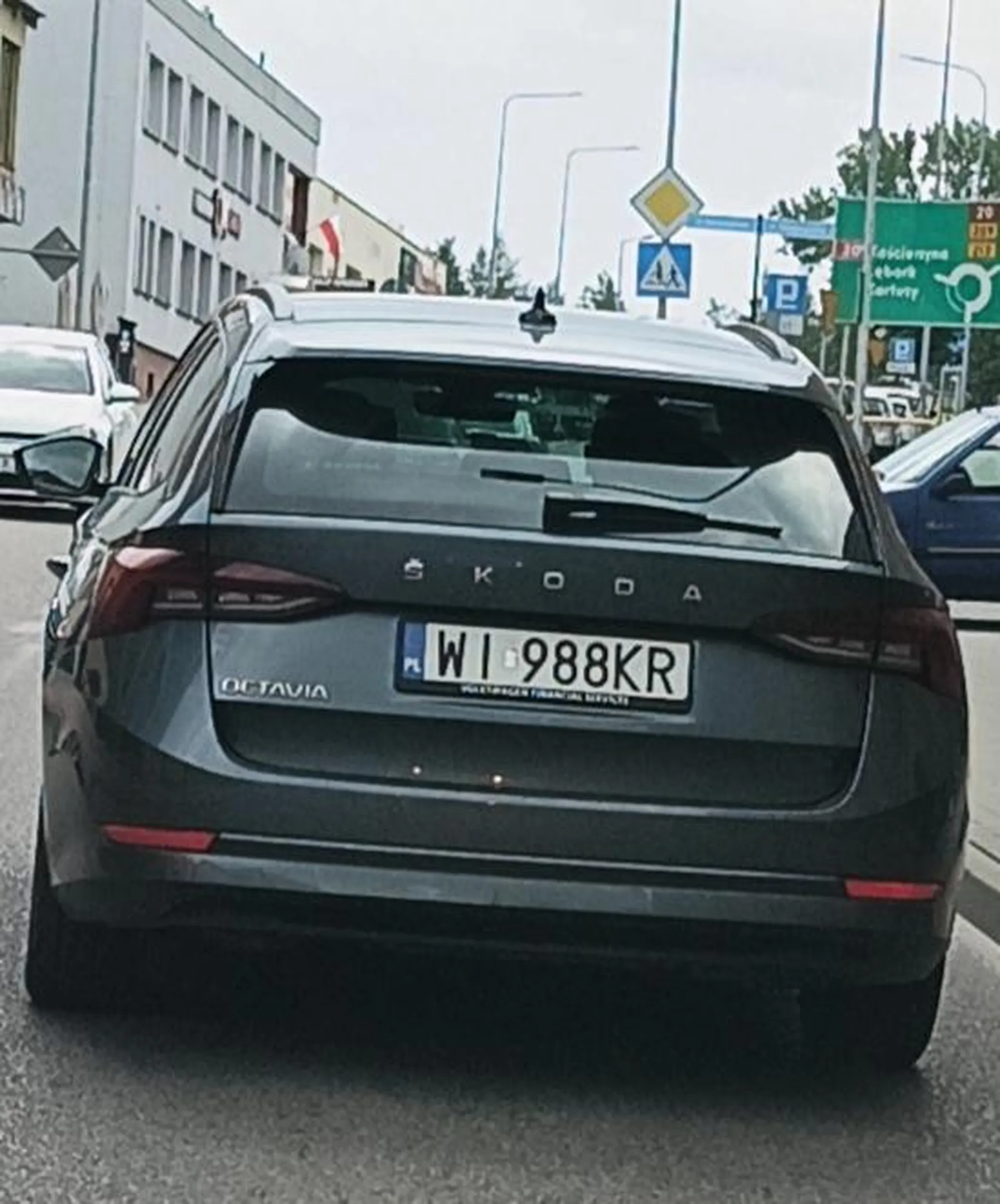 W trakcie jazdy nie interesuje się co dzieje się przed nią tylko siedzi w telefonie . Po obudzeniu ją klaksonem wychyla swoje śmierdzące palce i próbuje coś z nich stworzyć trasa Słupsk -Koscierzyna . Następnym razem z Warszawy nie wyjeżdżaj jeżeli brak Ci kultury wsioku!