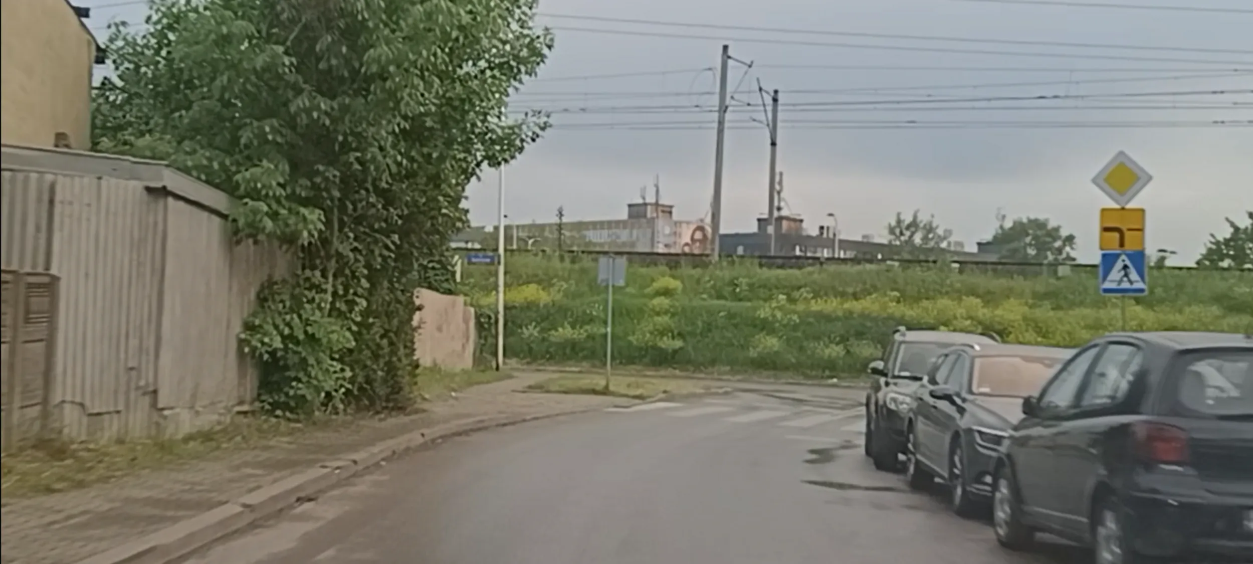 Ujek parkuje wraka przy samym przejściu dla pieszych i zasłania widoczność na przejście