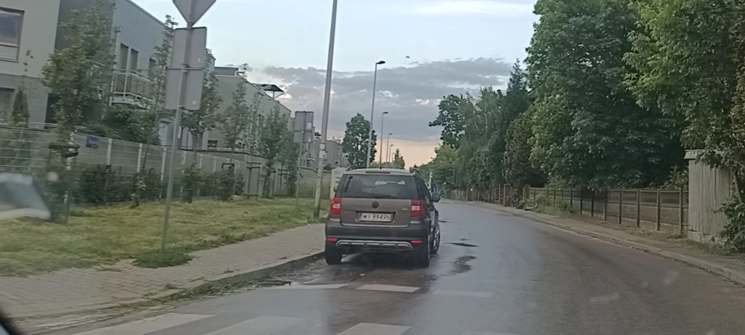 Ujek parkuje wraka przy samym przejściu dla pieszych i zasłania widoczność na przejście