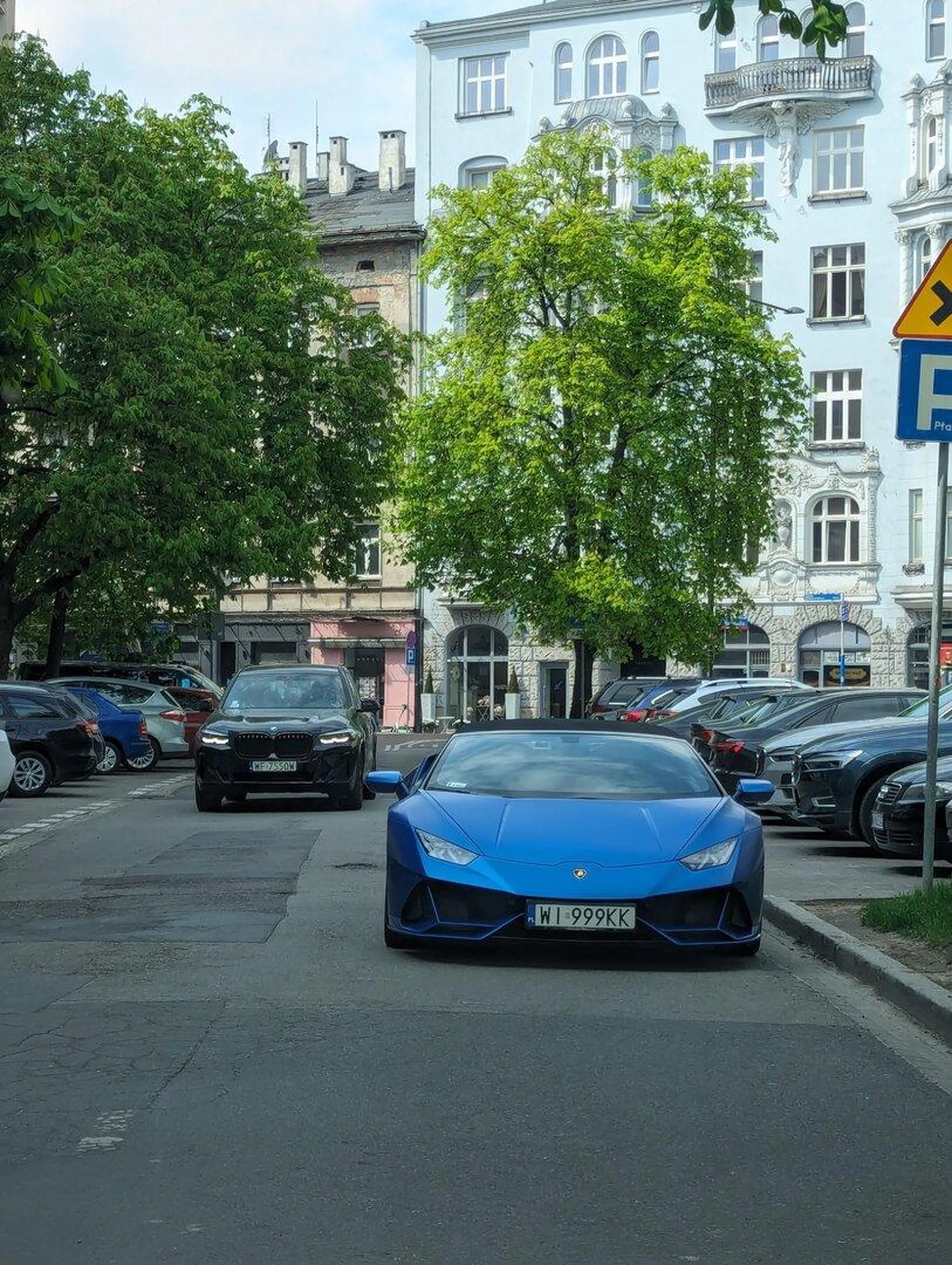 Ale że co, że parkować na miejscach wyznaczonych, a nie tak po prostu zostawić na środku drogi? https://twitter.com/FilipPoloska/status/1779914545252675931