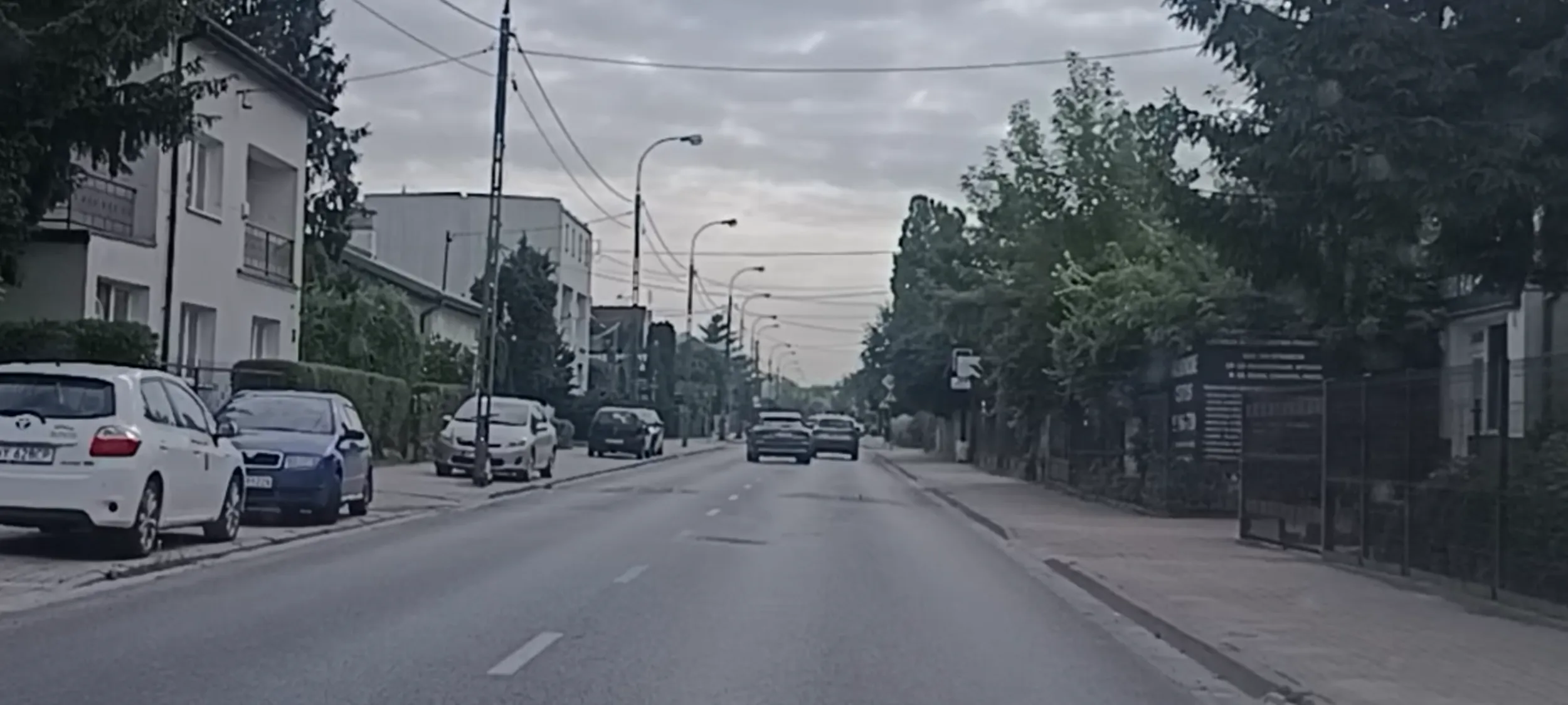 Bandyta drogowy wyprzedza przed skrzyżowanie, na przejściu dla pieszych i na skrzyżowaniu.