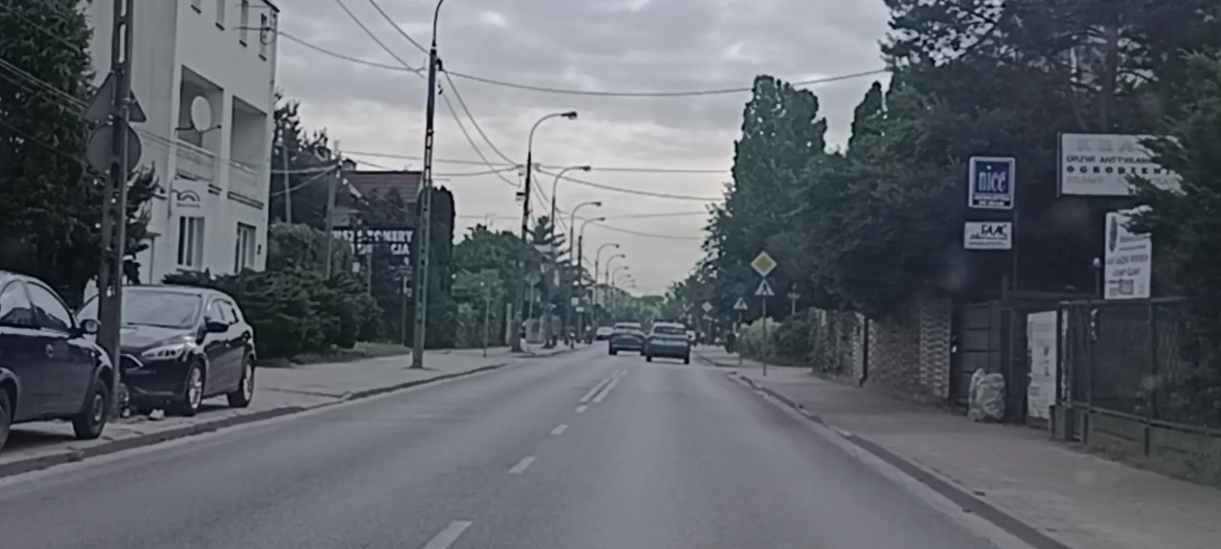 Bandyta drogowy wyprzedza przed skrzyżowanie, na przejściu dla pieszych i na skrzyżowaniu.