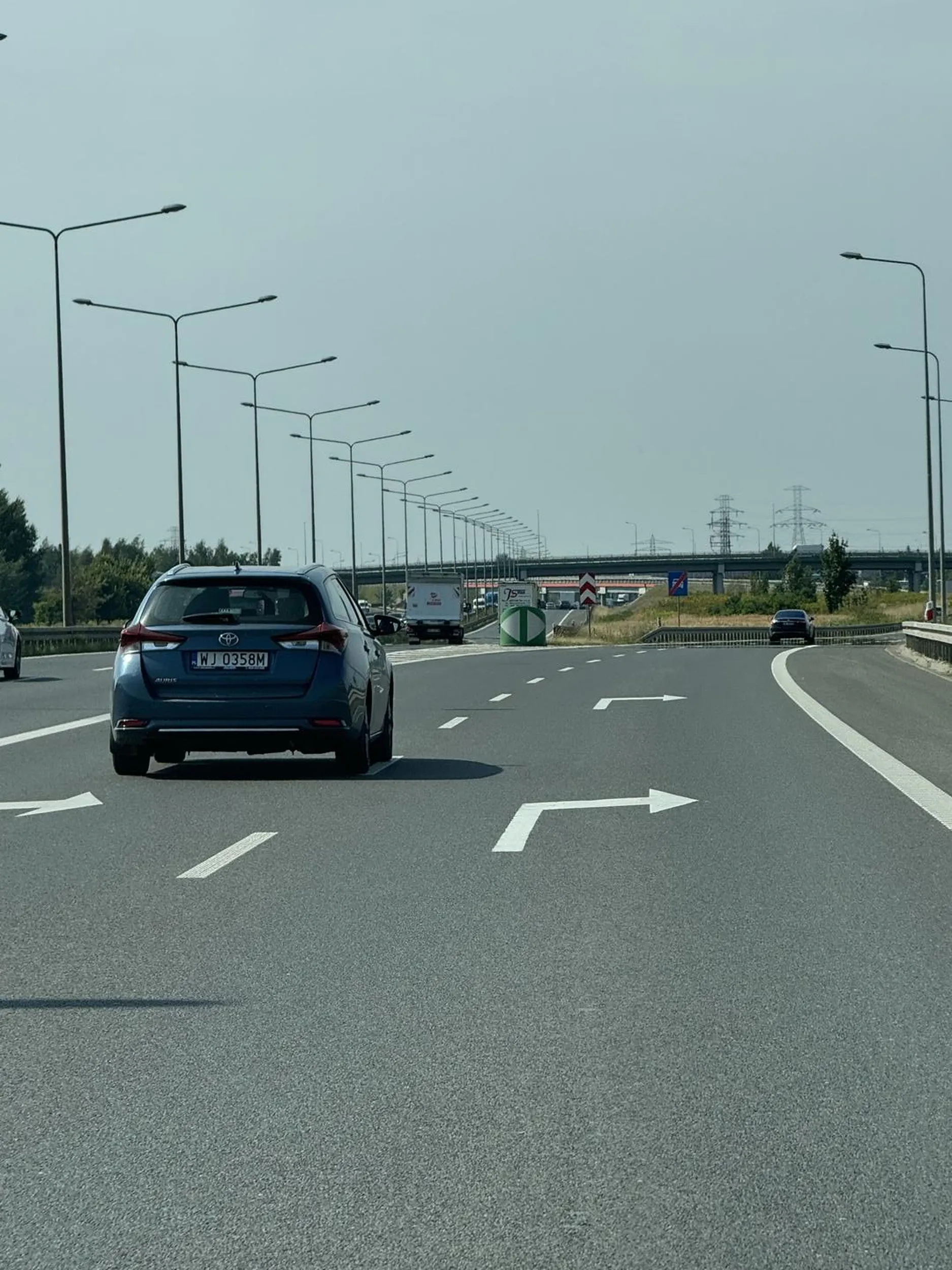 Mistrz lewego pasa blokujący ruch. Okulary kierowcy do wymiany