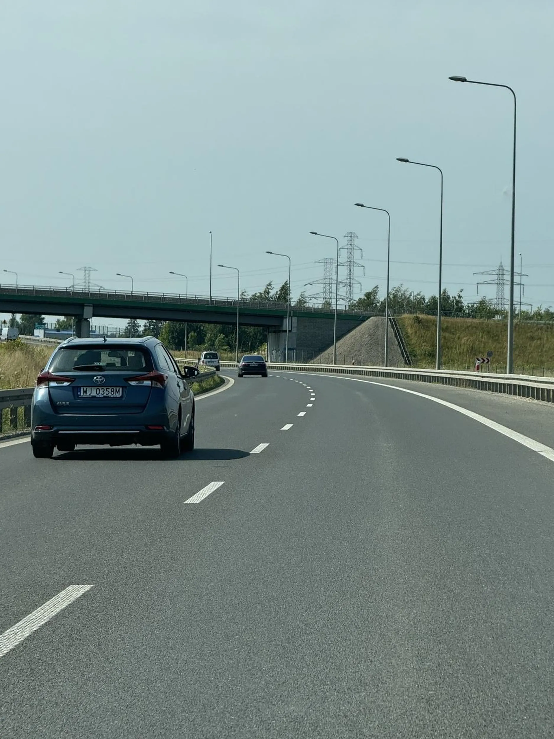 Mistrz lewego pasa blokujący ruch. Okulary kierowcy do wymiany