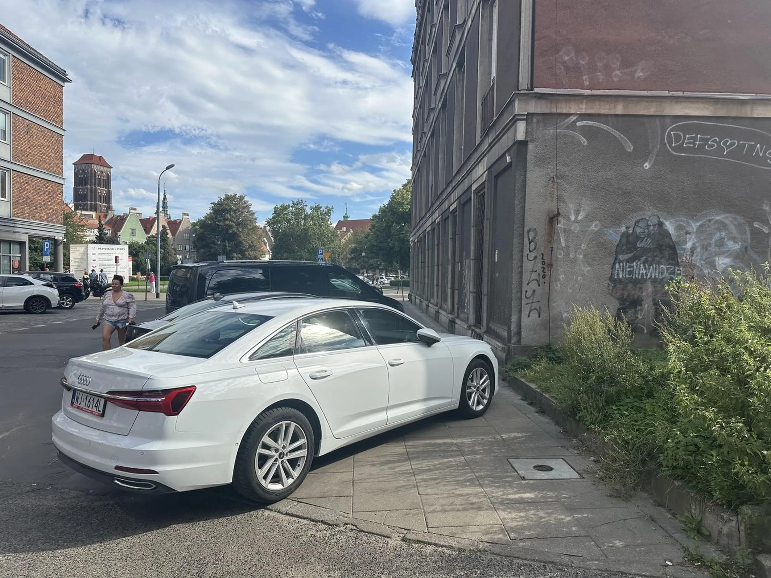 Naucz się parkować i pomyśl o innych. Osoba z wózkiem inwalidzkim nie da rady przez Ciebie przejechać na chodniku. Nie pozdrawiam.