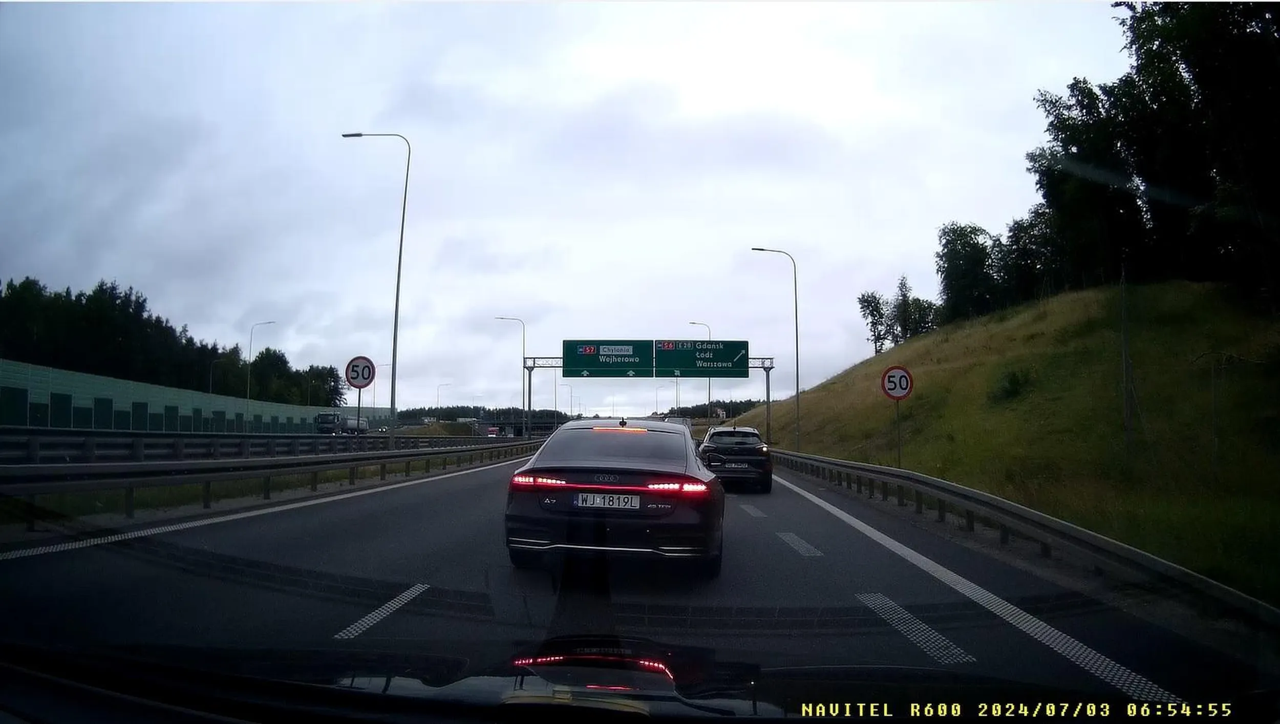 zachowuje się niebezpiecznie - zapierdziela jak baran wymusza i zmienia 3 pasy na raz  , hamuje tuż po zajechaniu drogi.