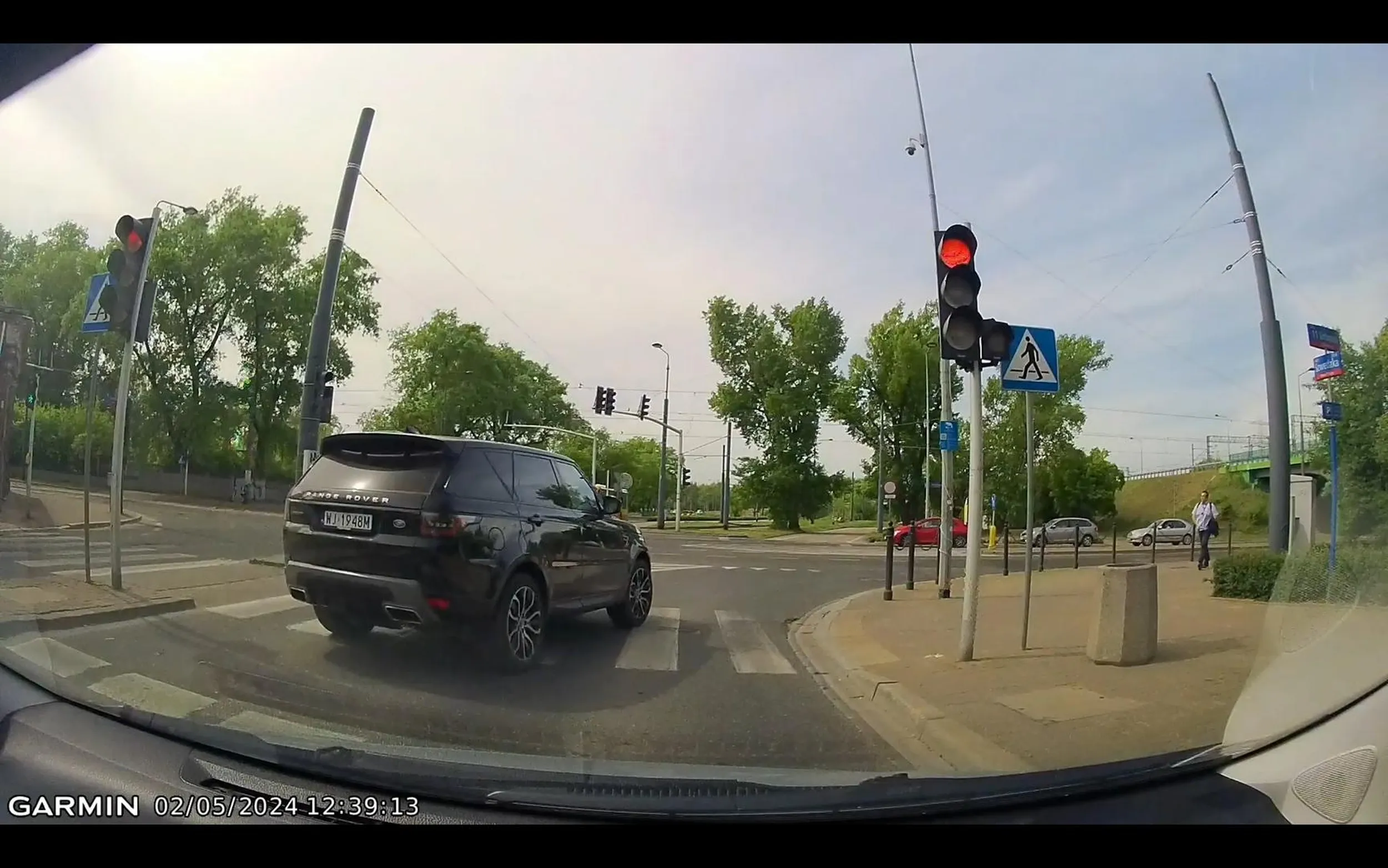 Lubi przejeżdżać na czerwonym świetle na przejściu dla pierwszych.