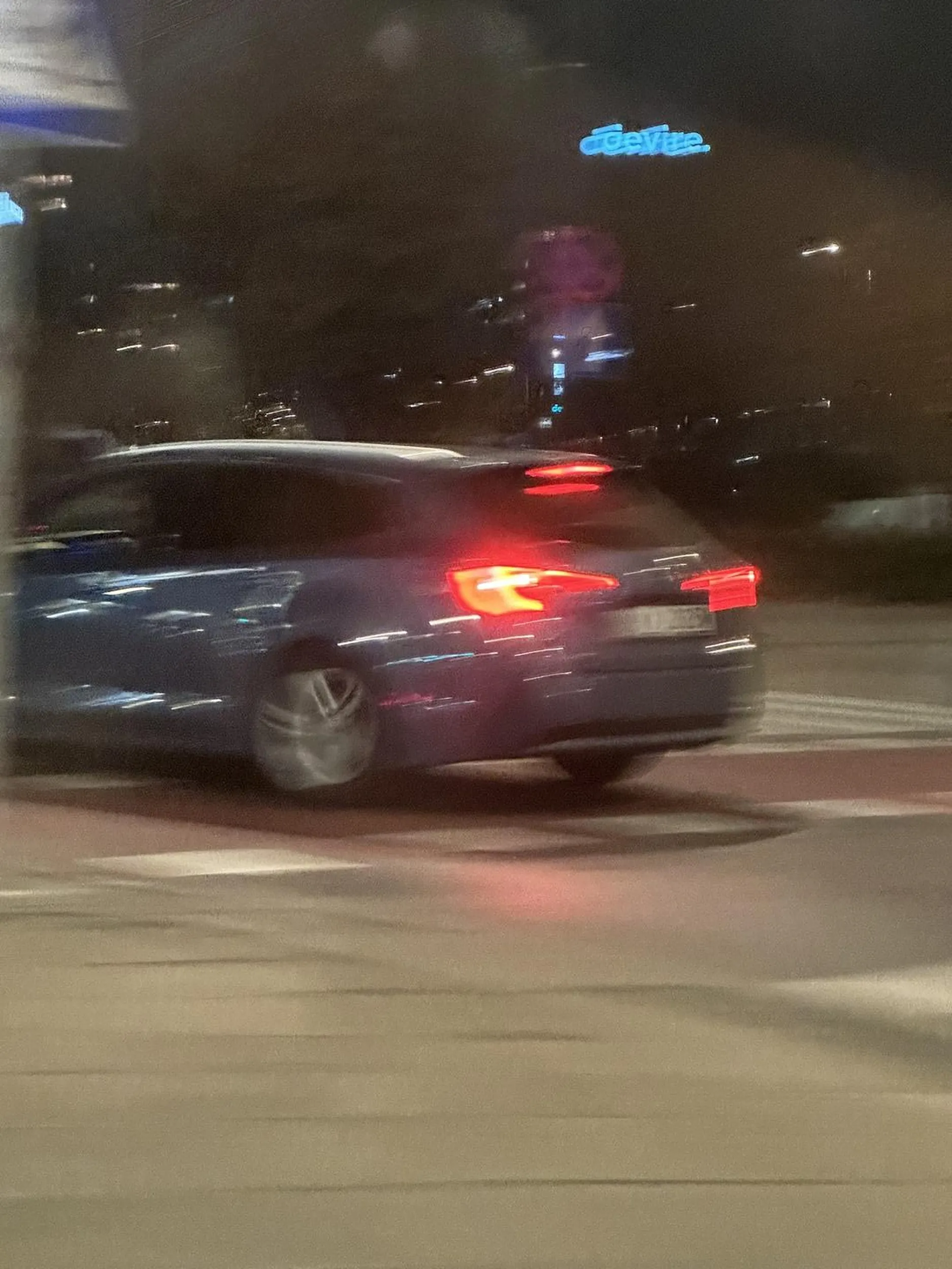 Naucz sie jezdzic i nie wymuszac pierwszenstwa parowo deta, jeszcze zdziwiony, ze ktos go obtrabil