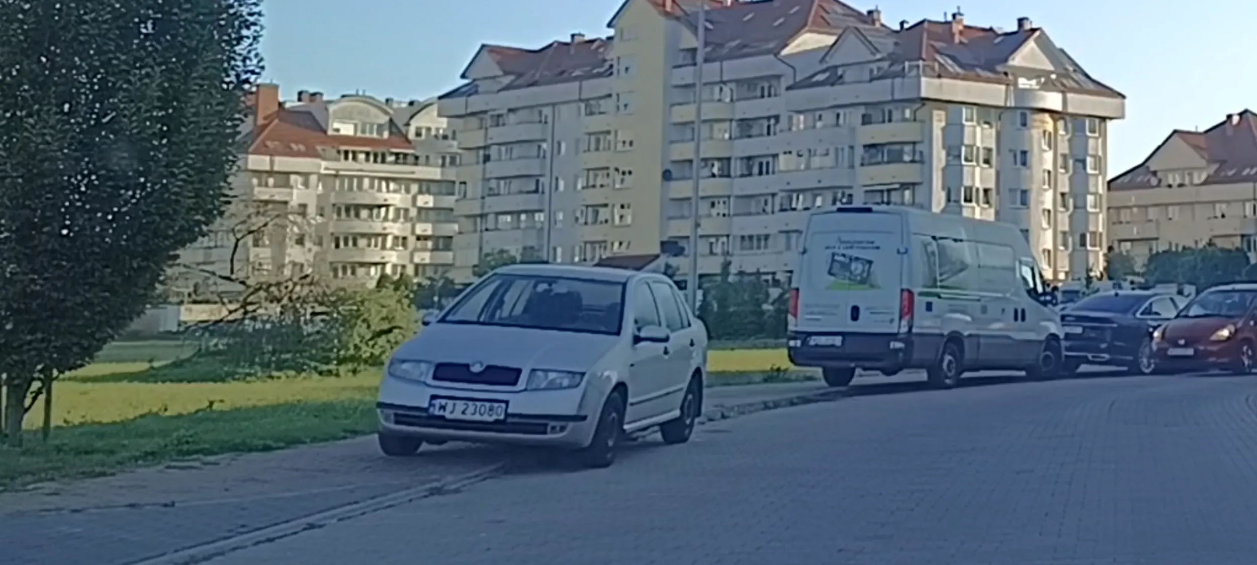Patokierowca parkuje wraka po wypadku na chodniku i na ulicy gdzie jest zakaz zatrzymywania się i postoju B-36