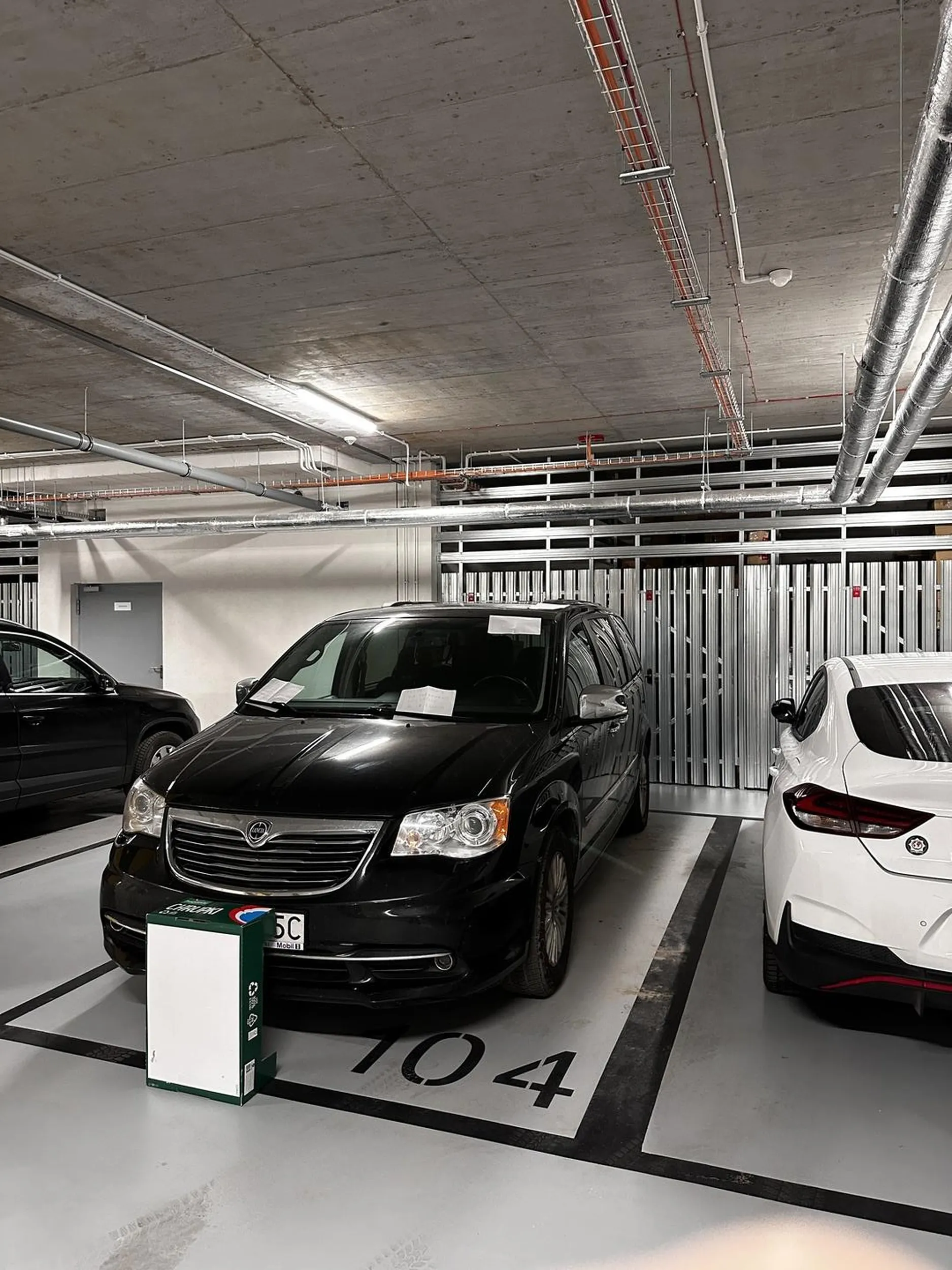 Burak zastawił moje miejsce parkingowe w garażu podziemnym i pomimo wezwania do zapłaty uciekł pozostawiając po sobie syf!