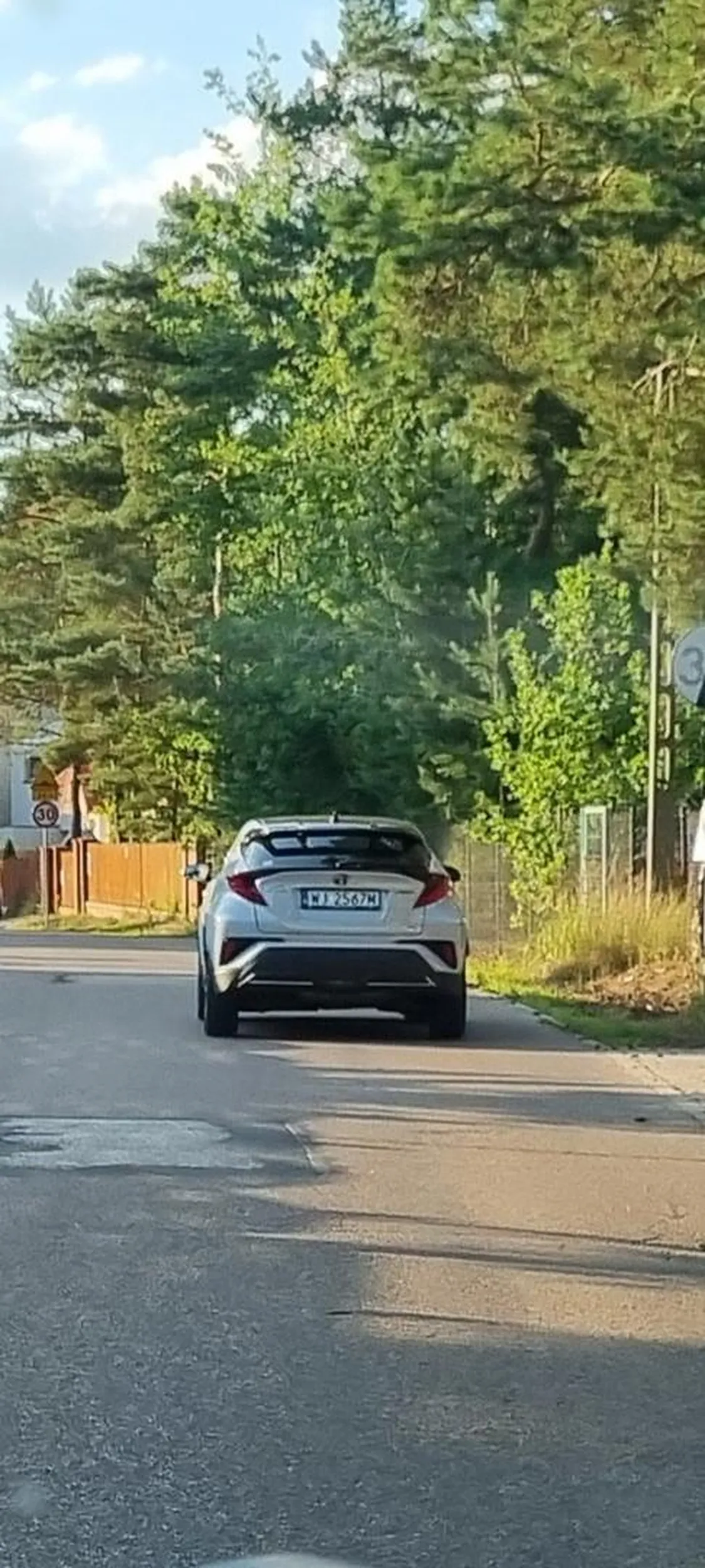 Stary facet za kierownica toyoty, wyprzedzał w Lipkowie na podwójnej ciągłej na zakręcie znacznie przekraczając prędkość następnie przelecial przez skrzyżowanie na które już weszla rodzina z małym dzieckiem na rowerku. Bardzo się wystraszyli i musieli odskoczyc do tylu. O wlos od tragedi. Wariat wiedzial co odwalil i zaczął uciekać w boczne uliczki