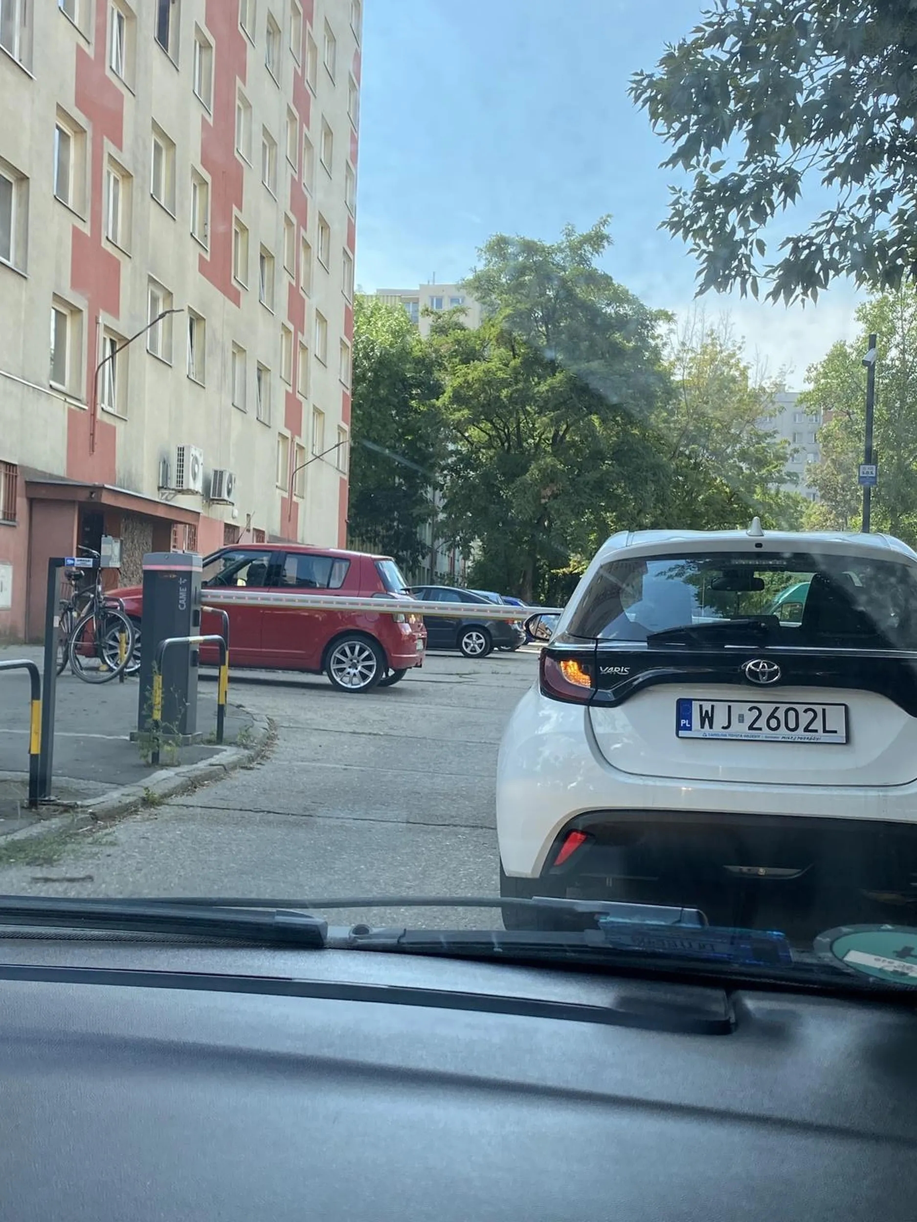 Stoi od 20 minut blokuje przejazd kierowcy brak