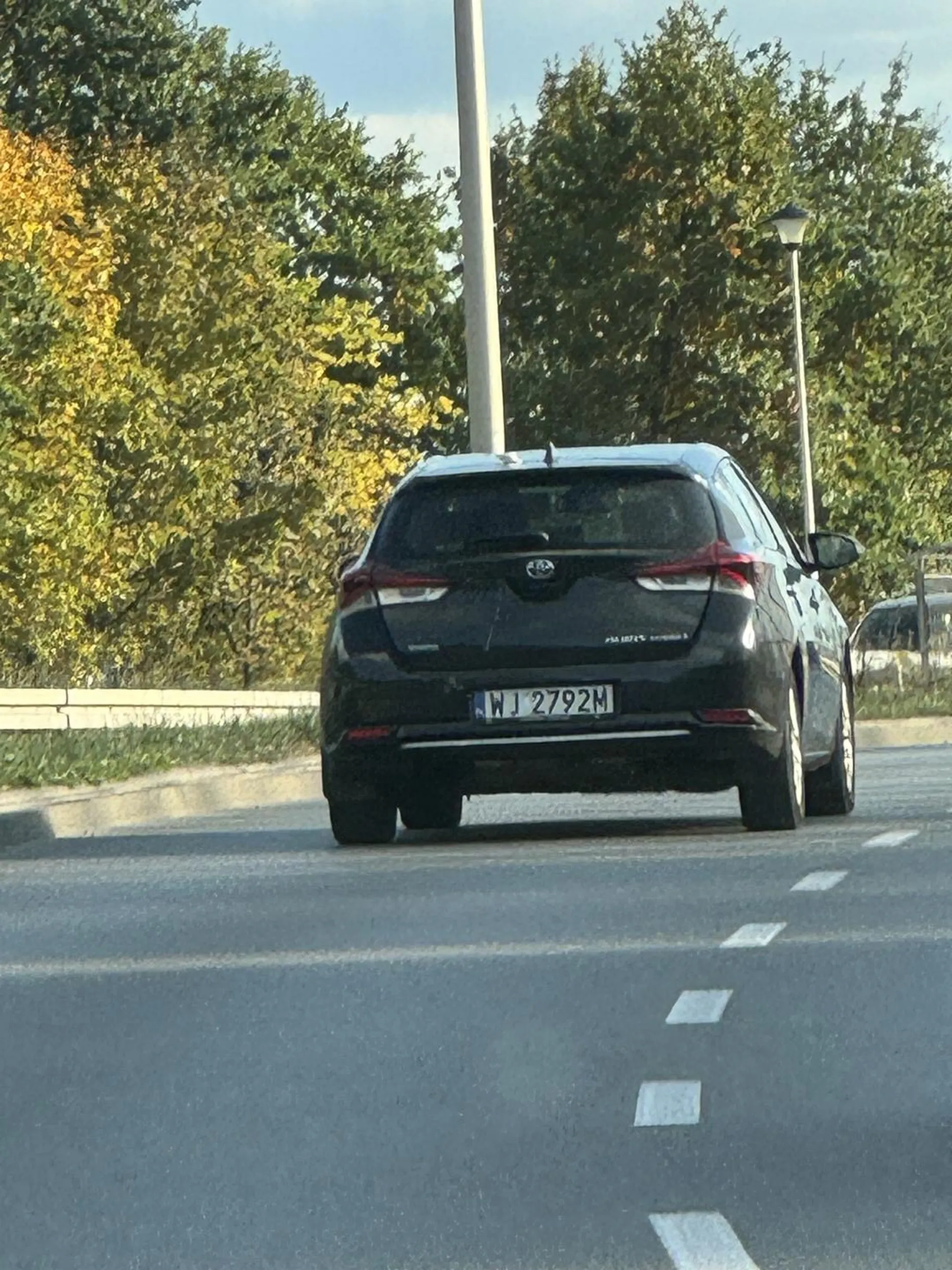 Naucz się babo czytać znaki i zwolnij. A prawy pas nie służy do wyprzedania. Jak robisz coś durnego to nie pokazuj im faka tylko przeproś.