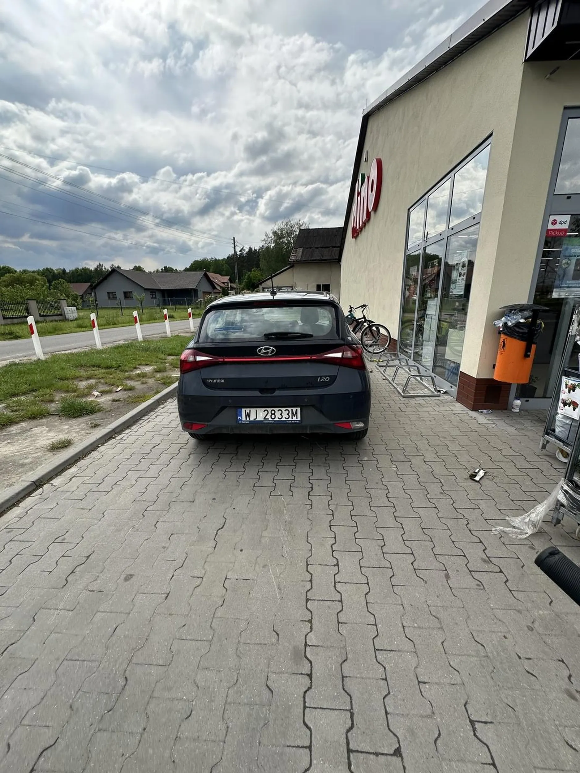 Zastawił parking dla rowerów