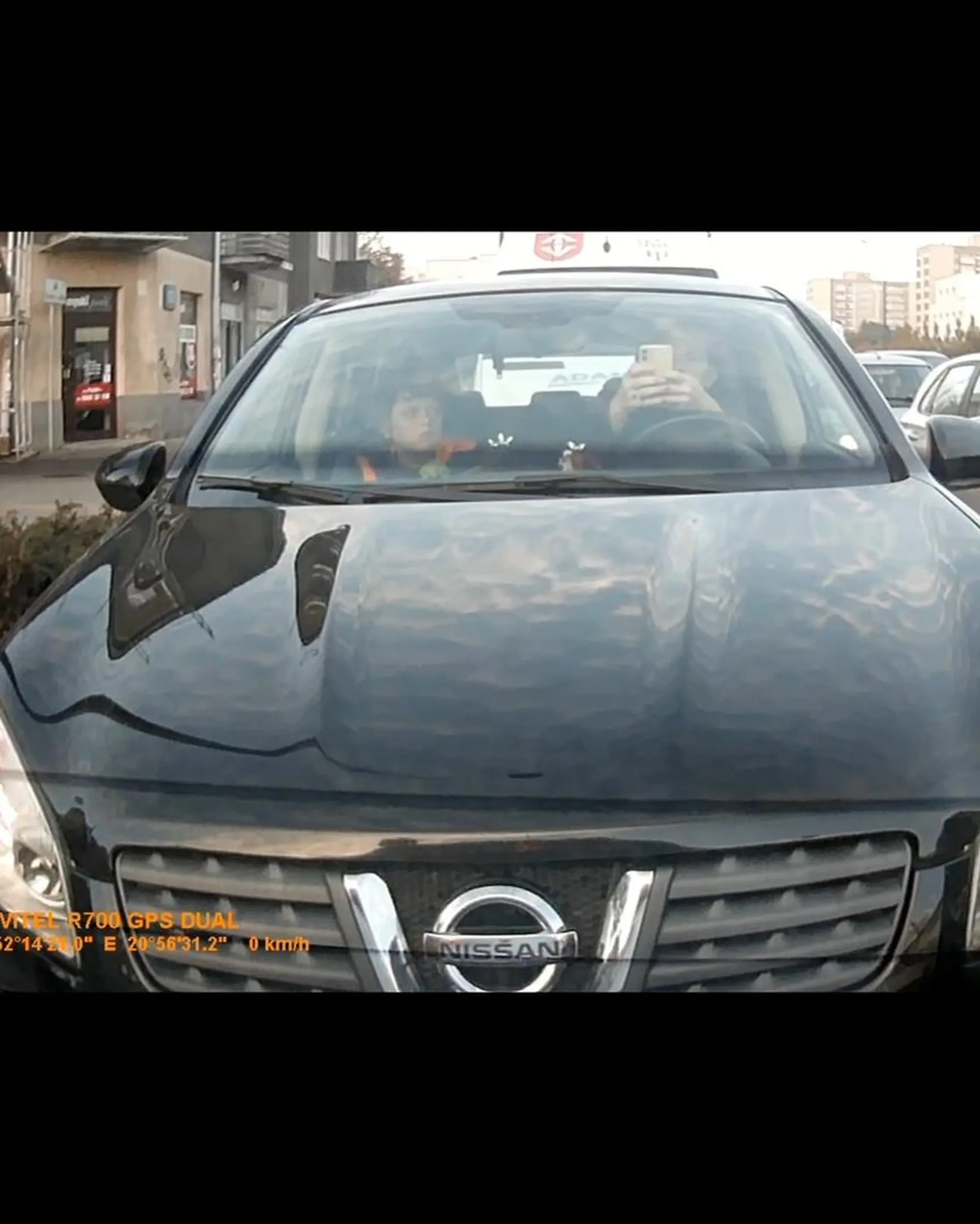 korzysta z telefonu komórkowego podczas prowadzenia samochodu