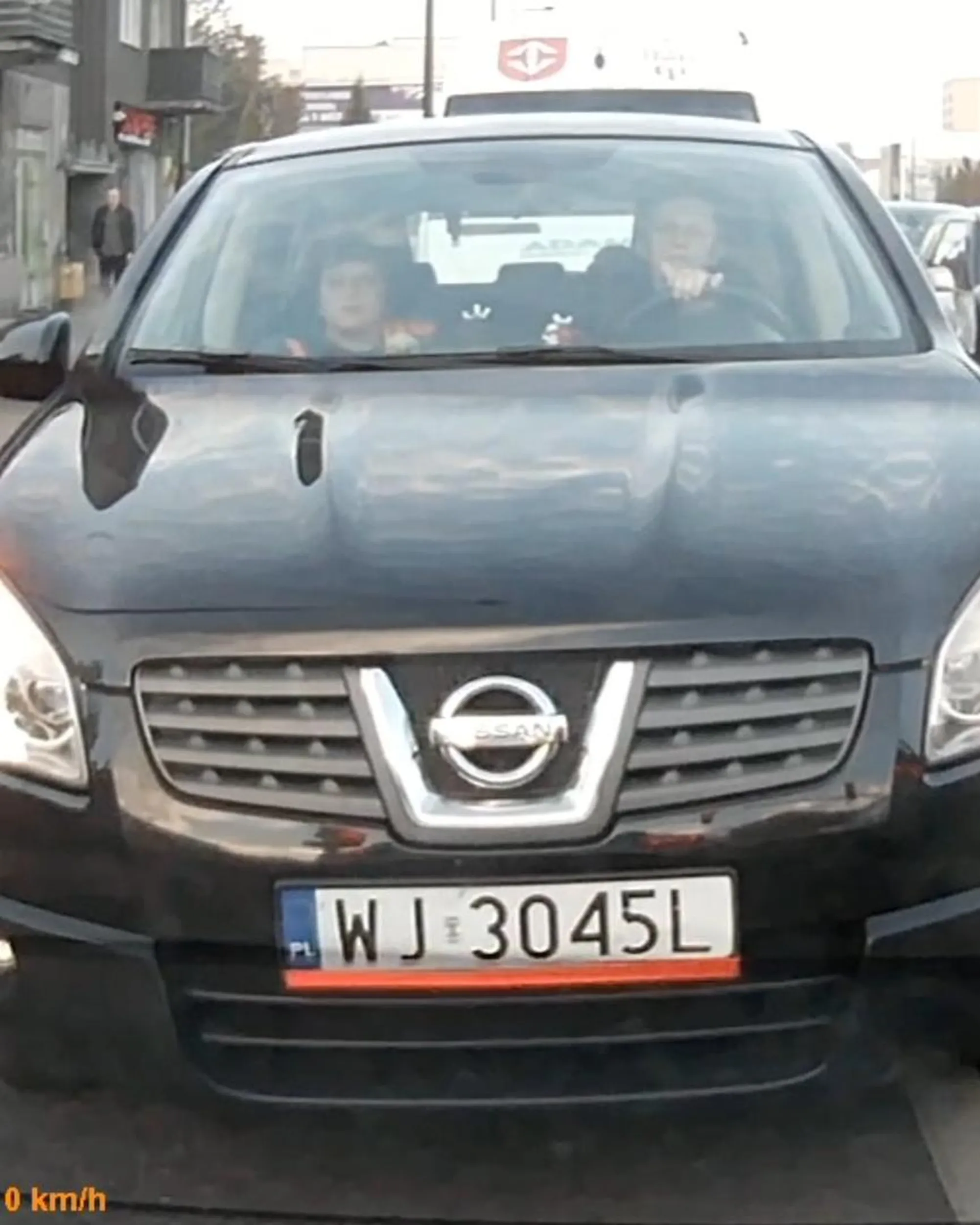 korzysta z telefonu komórkowego podczas prowadzenia samochodu