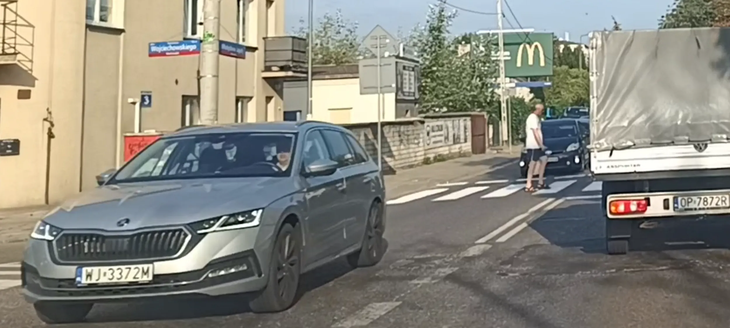 Bandyta drogowy przejeżdża przez przejście dla pieszych i nie ustąpił pierwszeństwa pieszemu