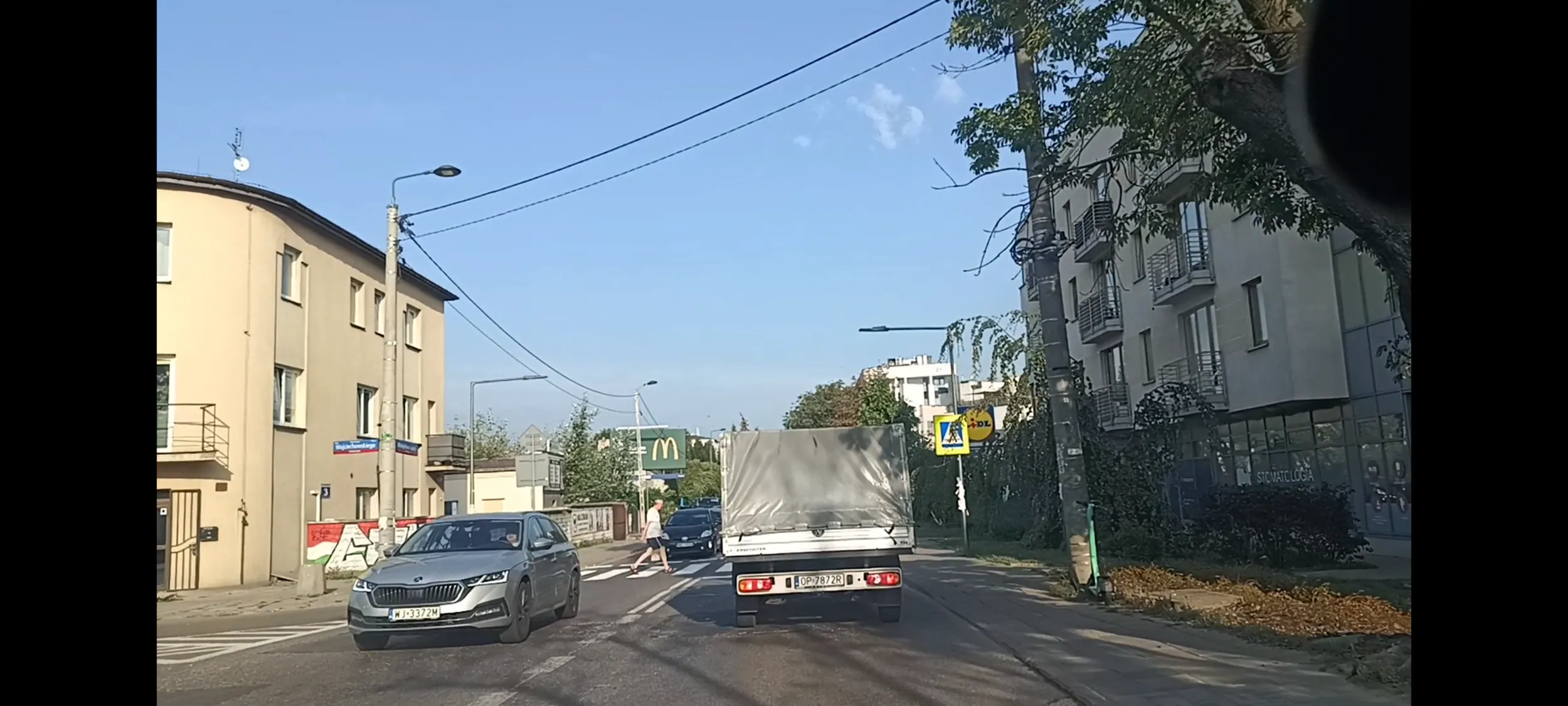 Bandyta drogowy przejeżdża przez przejście dla pieszych i nie ustąpił pierwszeństwa pieszemu