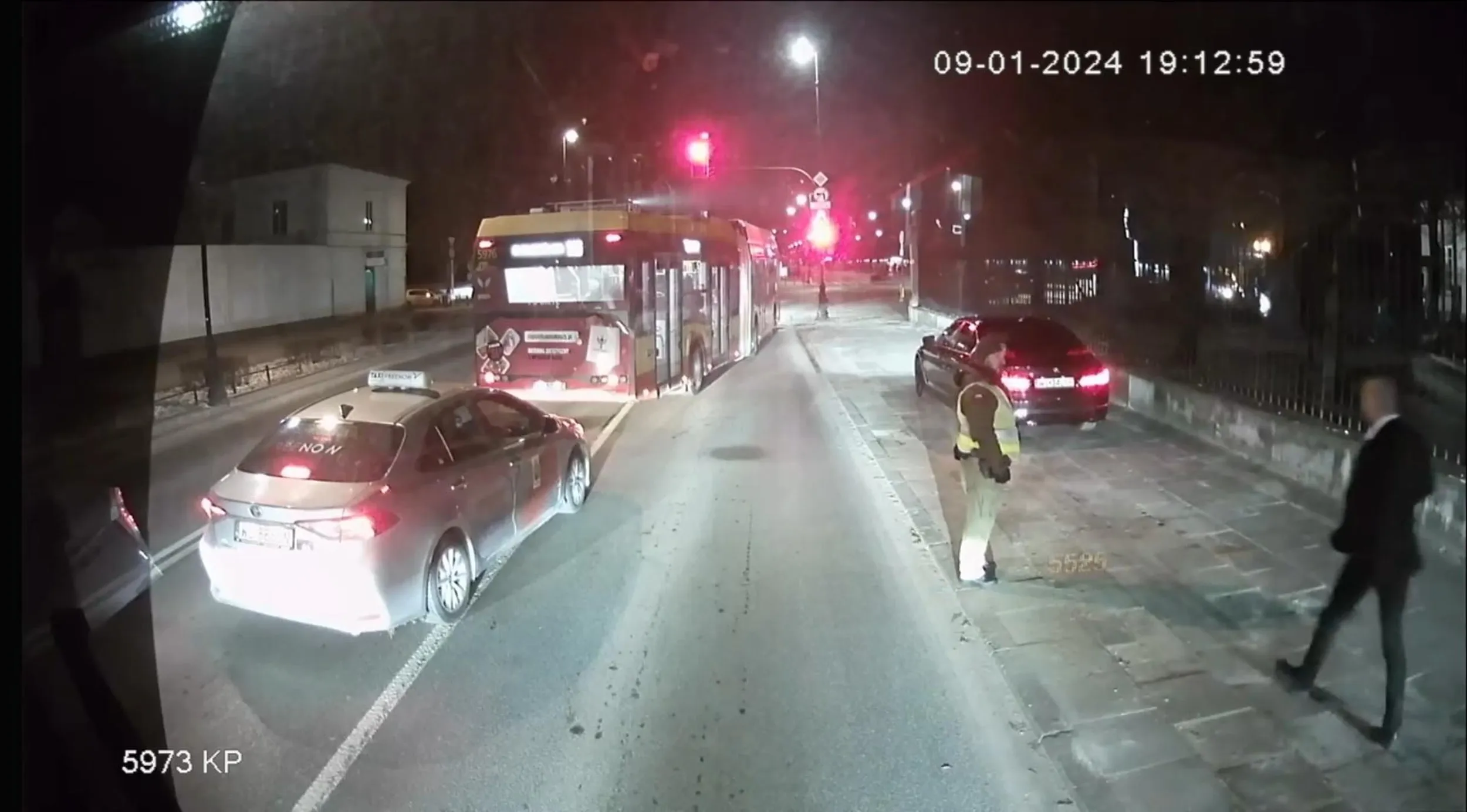 Dlaczego jak kolumna jechała chodnikiem i dalej na nagraniu, to nie mieli sygnałów świetlnych? Hmm... coś jak w Oświęcimiu...?