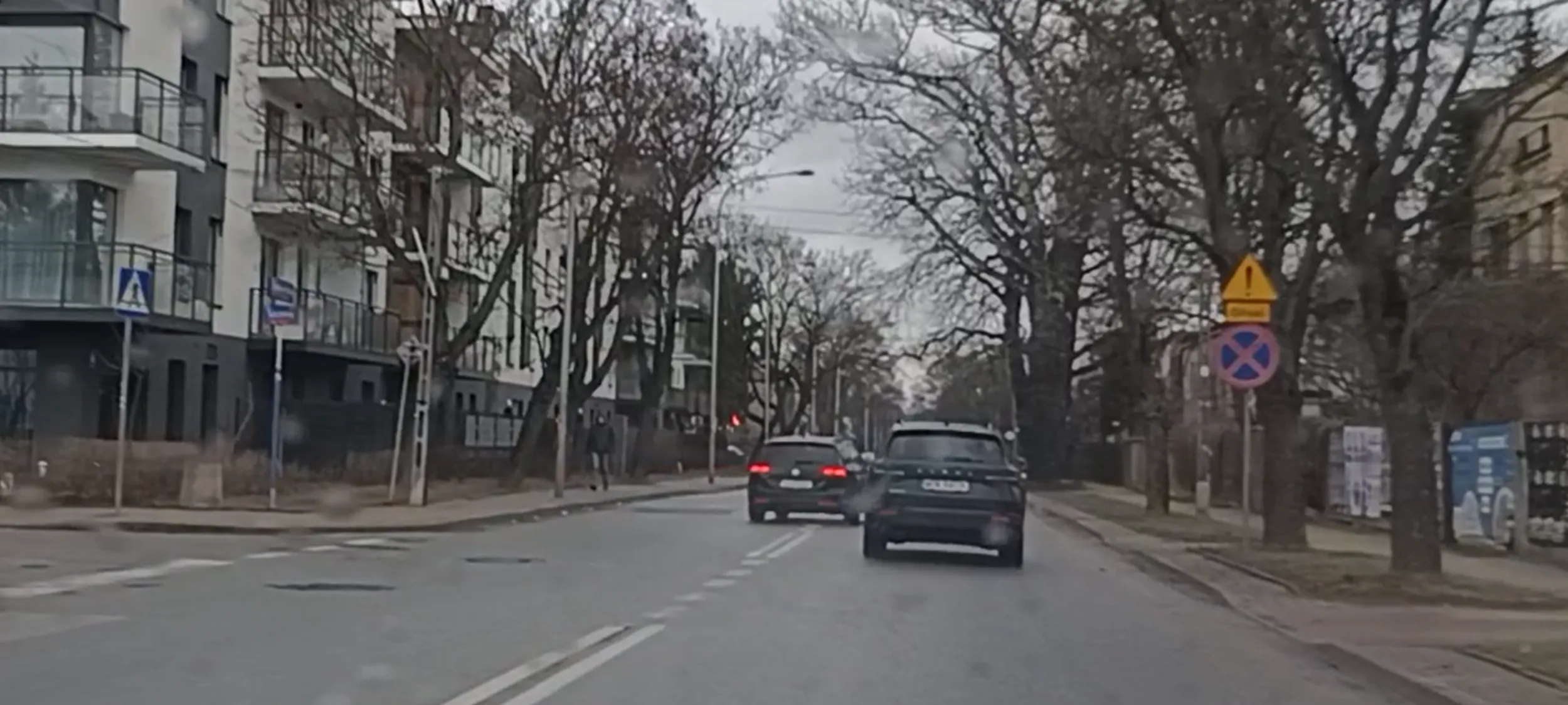 Bandyta drogowy wyprzedza na podwójnej linii ciągłej i na skrzyżowaniu.