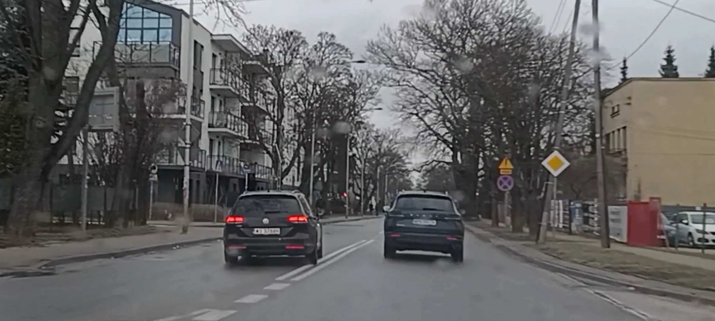 Bandyta drogowy wyprzedza na podwójnej linii ciągłej i na skrzyżowaniu.