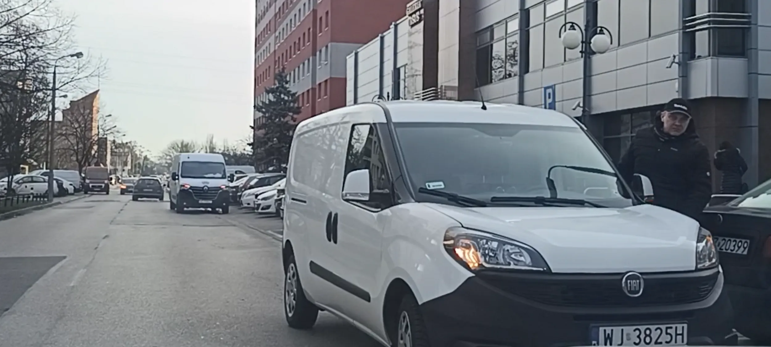 Bandyta drogowy parkuje na ulicy i blokuje ruch na ulicy. I jeszcze ubliża.