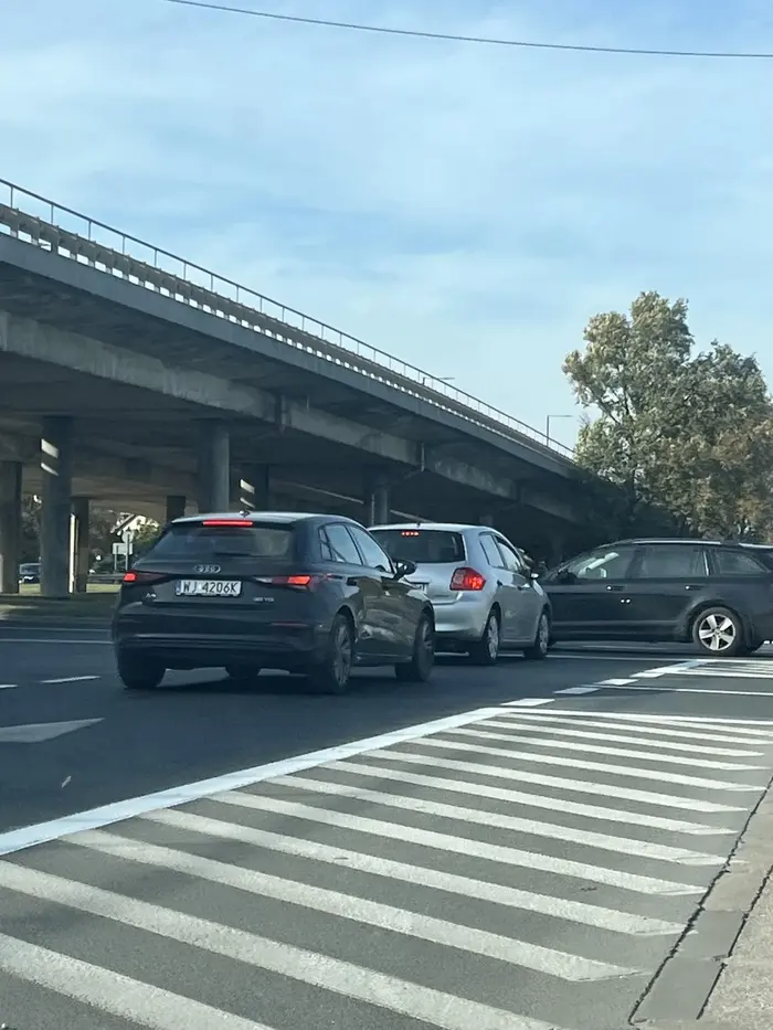 agresywna jazda, bardzo niebezpieczna, uważajcie na niego