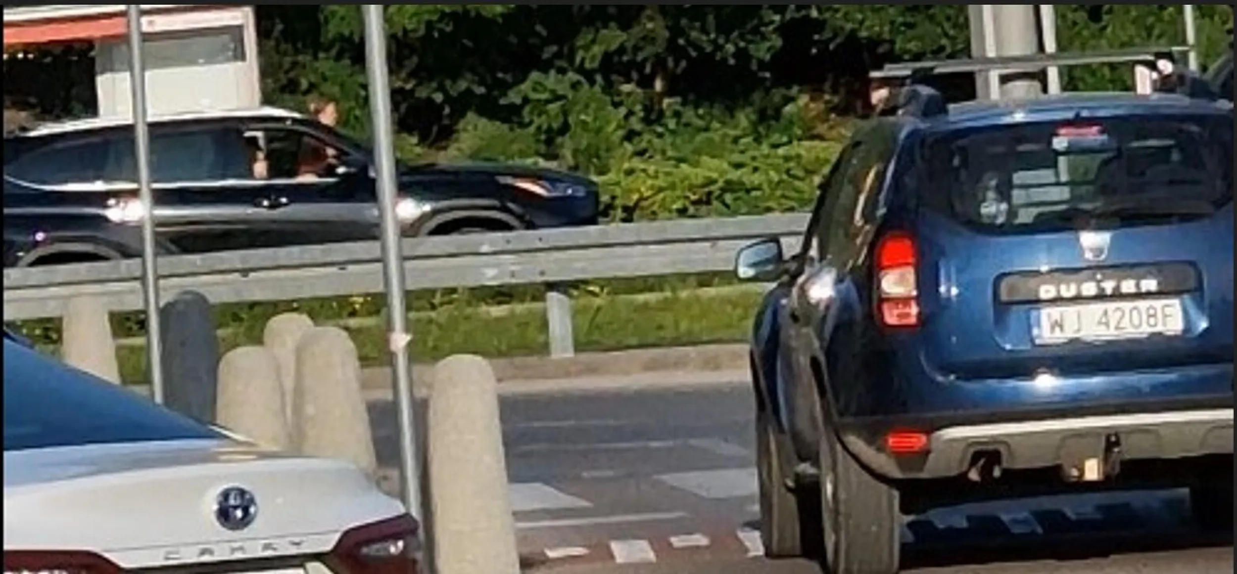 Kiedy przechodziłam przez parking koło kin na Targówku, kierowca wjechał na mnie, ruszając. Zatrzymał się dopiero jak już odepchnęłam się ręką od maski pojazdu . 27.05.2023 o 18:47.