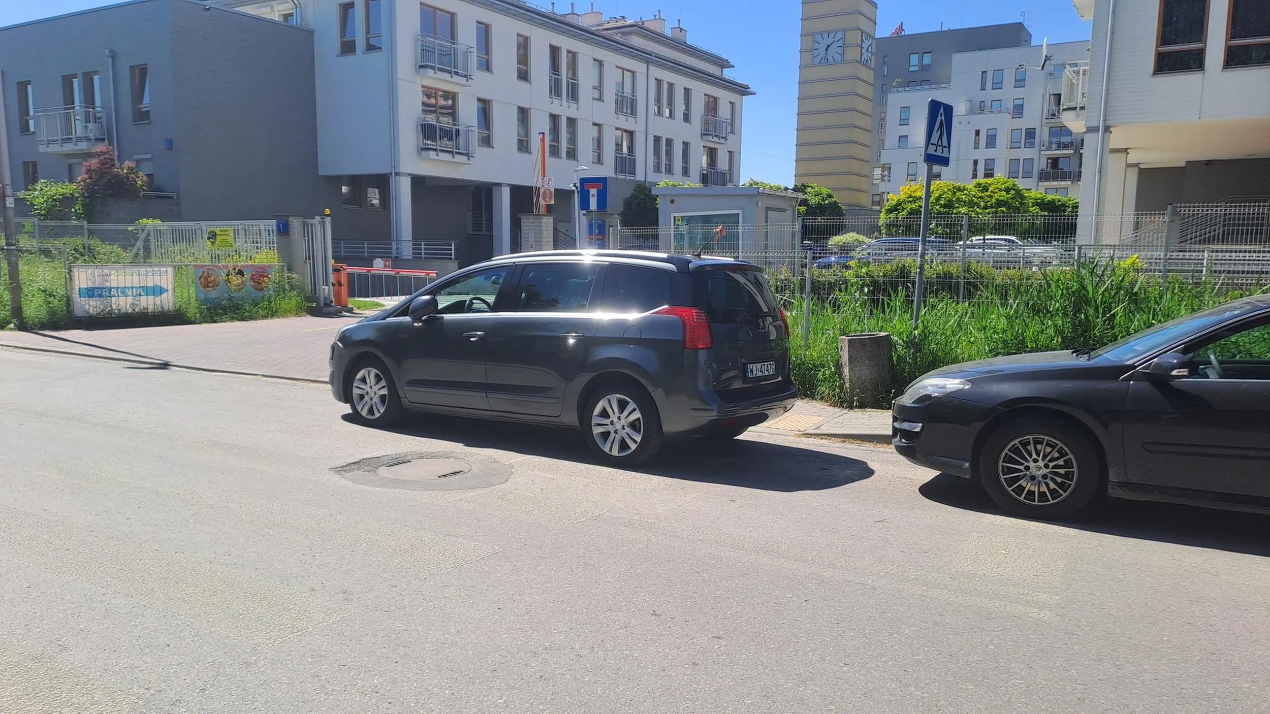 Jeszcze brakowało zaparkować na chodniku ?