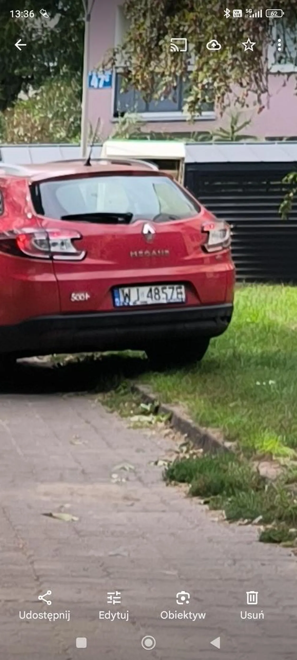 Baba rozjeżdża trawniki