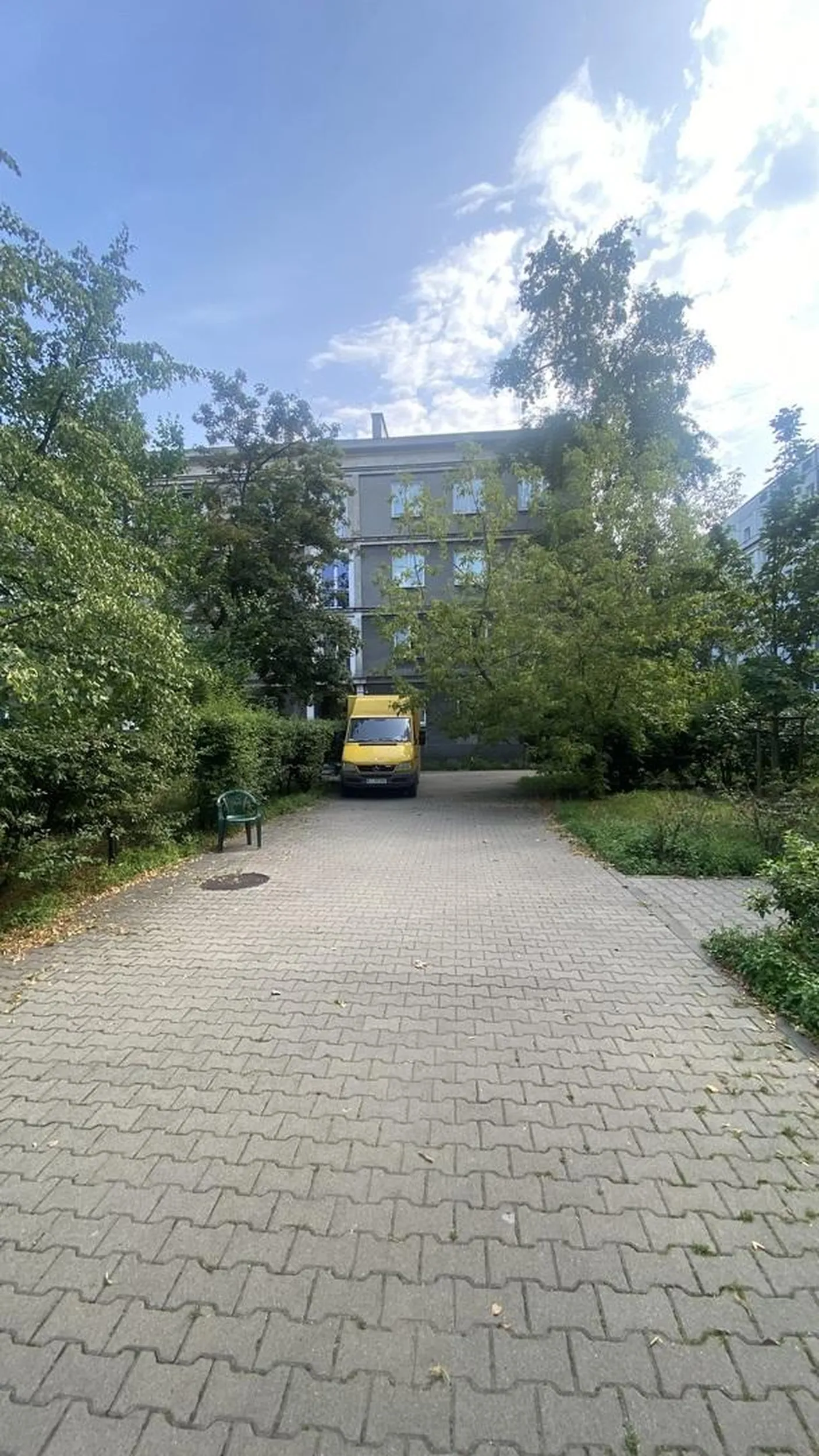 Zjeb przejeżdża 50m chodnika tyłem niszcząc roślinność bo „ma daleko i nie będzie nosic”