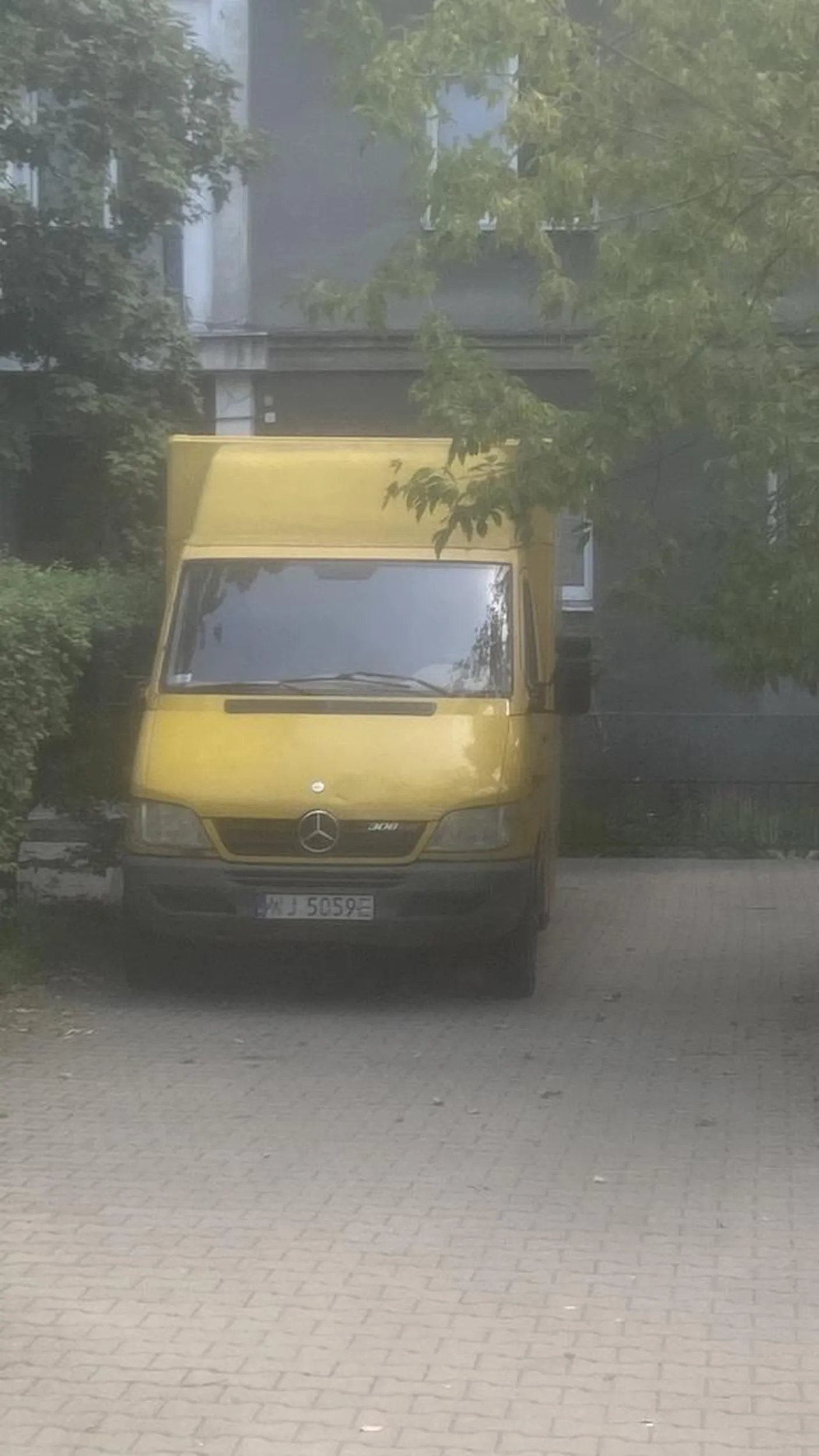 Zjeb przejeżdża 50m chodnika tyłem niszcząc roślinność bo „ma daleko i nie będzie nosic”