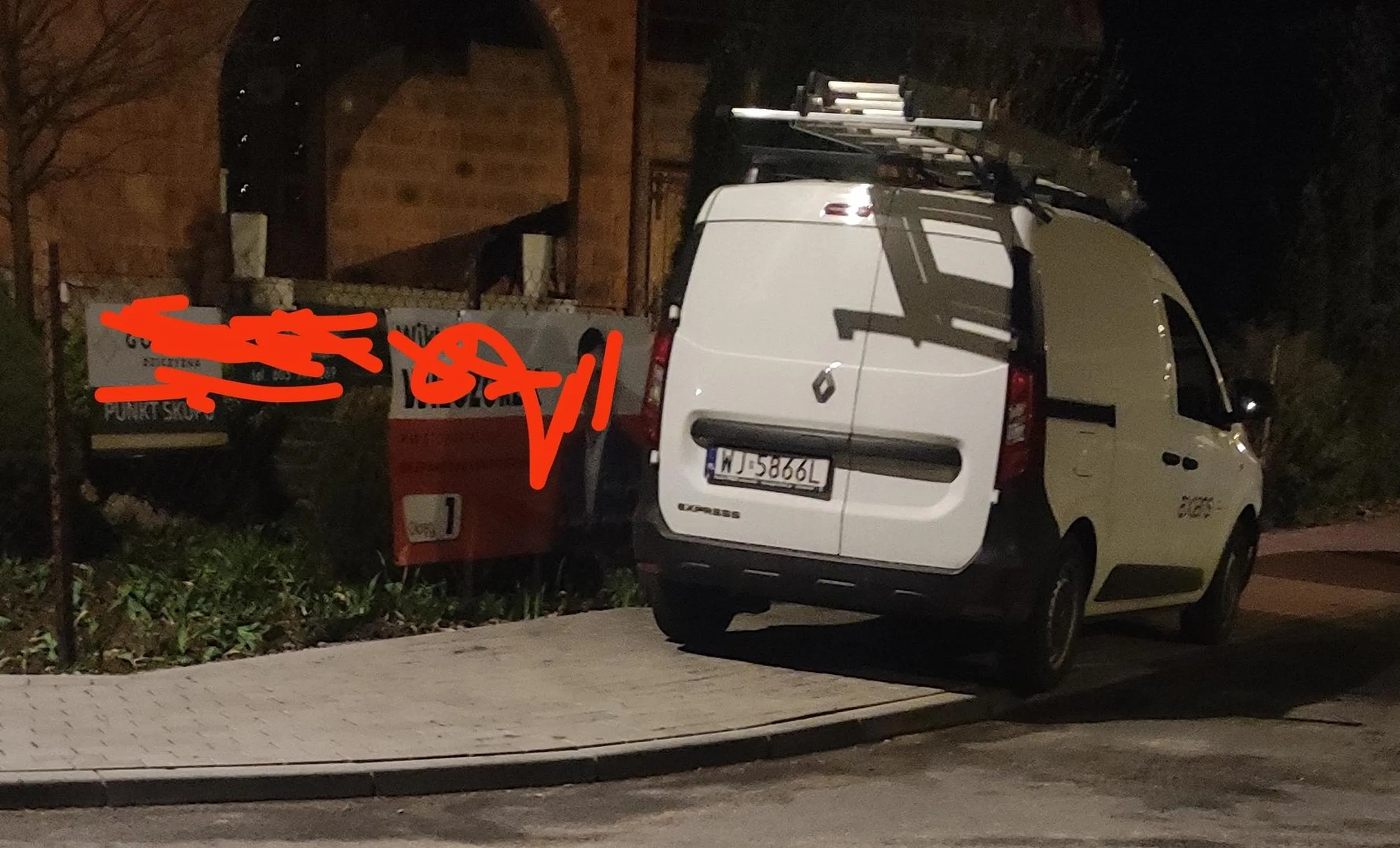 Kierowca tego auta codziennie parkuje w tym miejscu zajmując 100% chodnika i ma w dupie że piesi też tam chodzą.