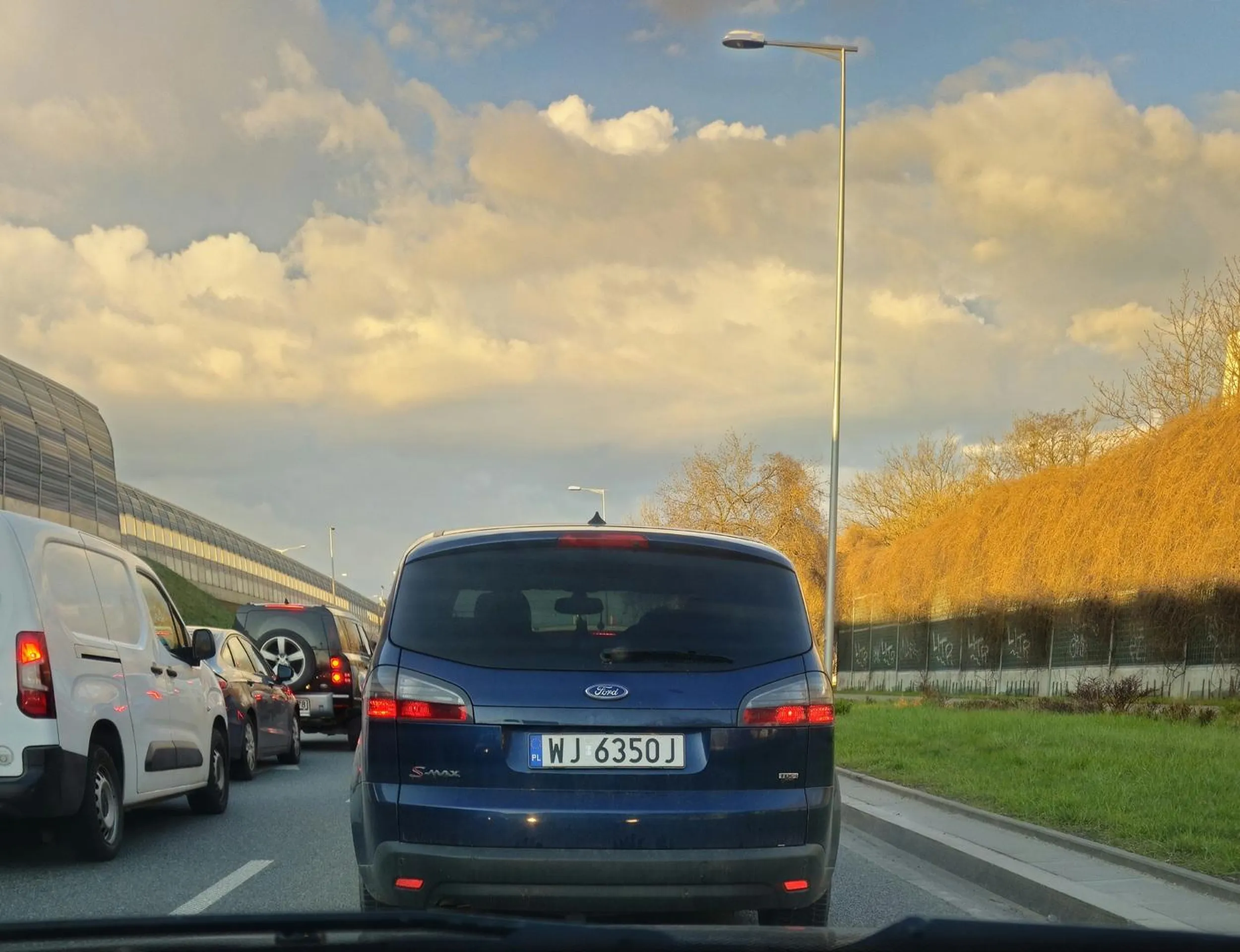 Kierowca bez mozgu, uważa że jest najważniejszy na drodze i spycha innych z drogi żeby się wepchnąć. Proponuję wyrzucic prawko do śmieci o ile je posiadasz i jeszcze raz zapisać się do szkoły jazdy. Następnym razem trafisz na kogoś komu nie szkoda samochodu i nie będzie hamował ;) nie pozdrawiam