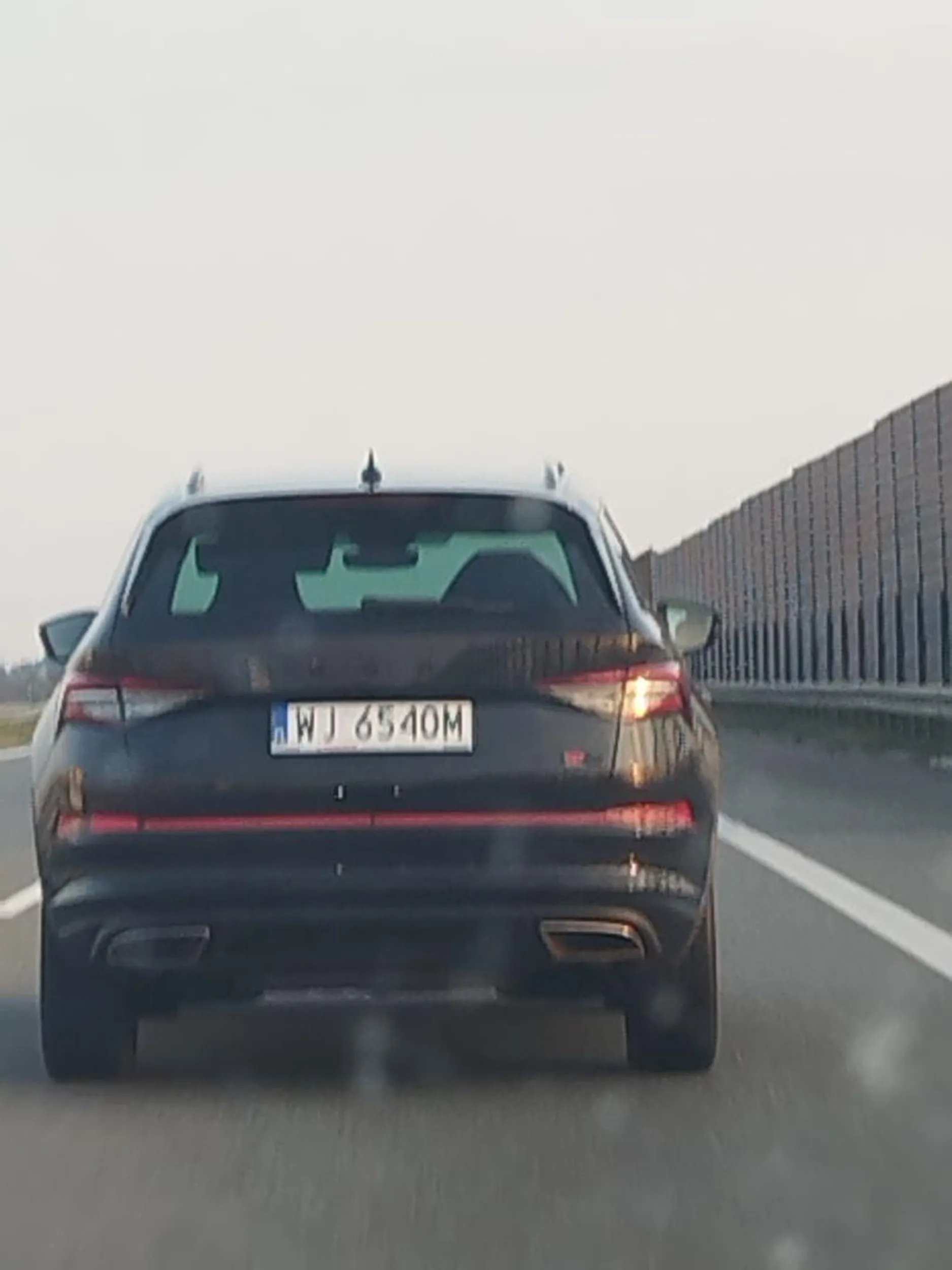 Łysa pało ze Skody, wiemy, że chciałbyś mieć BMW ale Cię nie stać dlatego próbujesz kozaczyć tym jeździdełkiem o silniku mniejszym niż karton mleka. Nie musisz wciągać środkowego palca by pokazać jak mały masz sprzęt. To oczywiste, że jest mikroskopijny. Przestań się ośmieszać i zacznij jeździć czymś co odpowiada twoim zdolnościom intelektualnym jak na przykład rolki, albo sanki, bo wiemy, że rower to już za dużo.