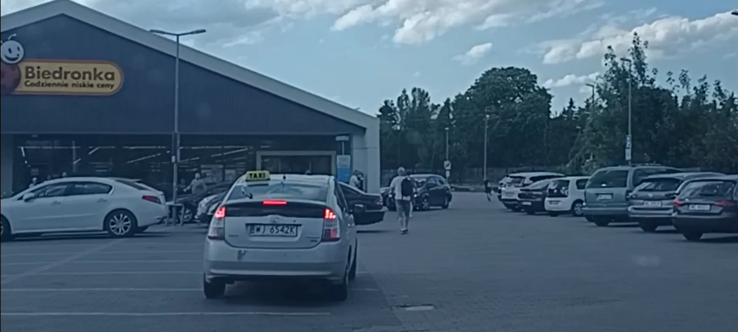 Ciapaty z pseudo taxi zajął 3 miejsca parkingowe pod sklepem. Za to się należy deportacja.