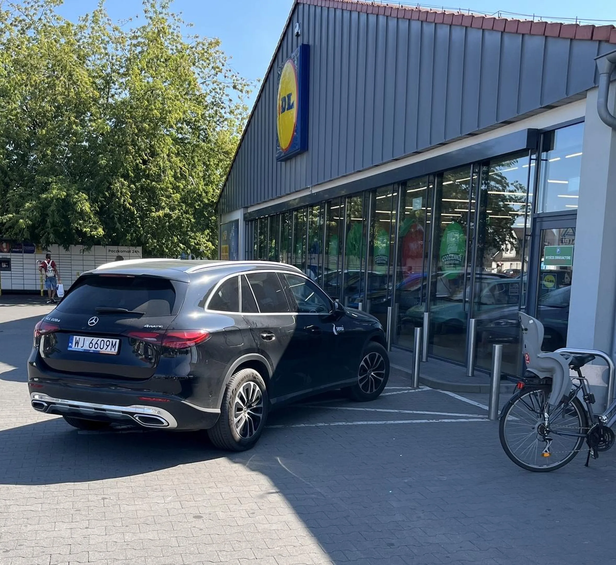 Parkowanie przed wyjściem ewakuacyjnym z Lidla