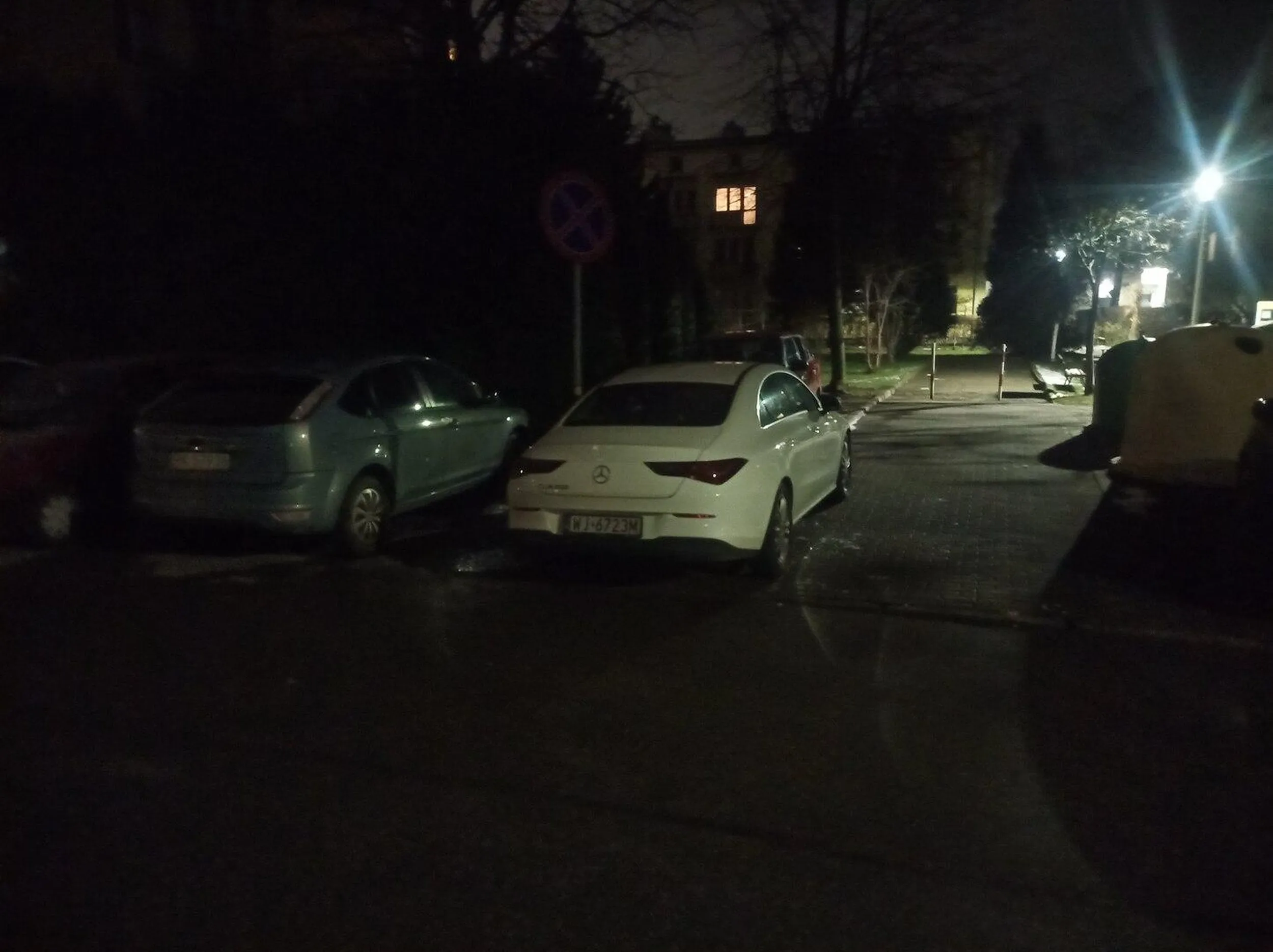 Parkowanie zdecydowanie nie jest mocną stroną tego kierowcy. Stanąć na wjeździe na parking tak drogim samochodem gdzie większość osób wjeżdża tyłem to albo odwaga, albo głupota. Ja osobiście bałbym się że ktoś przy manewrowaniu mnie zahaczy a kamer tu nie ma.